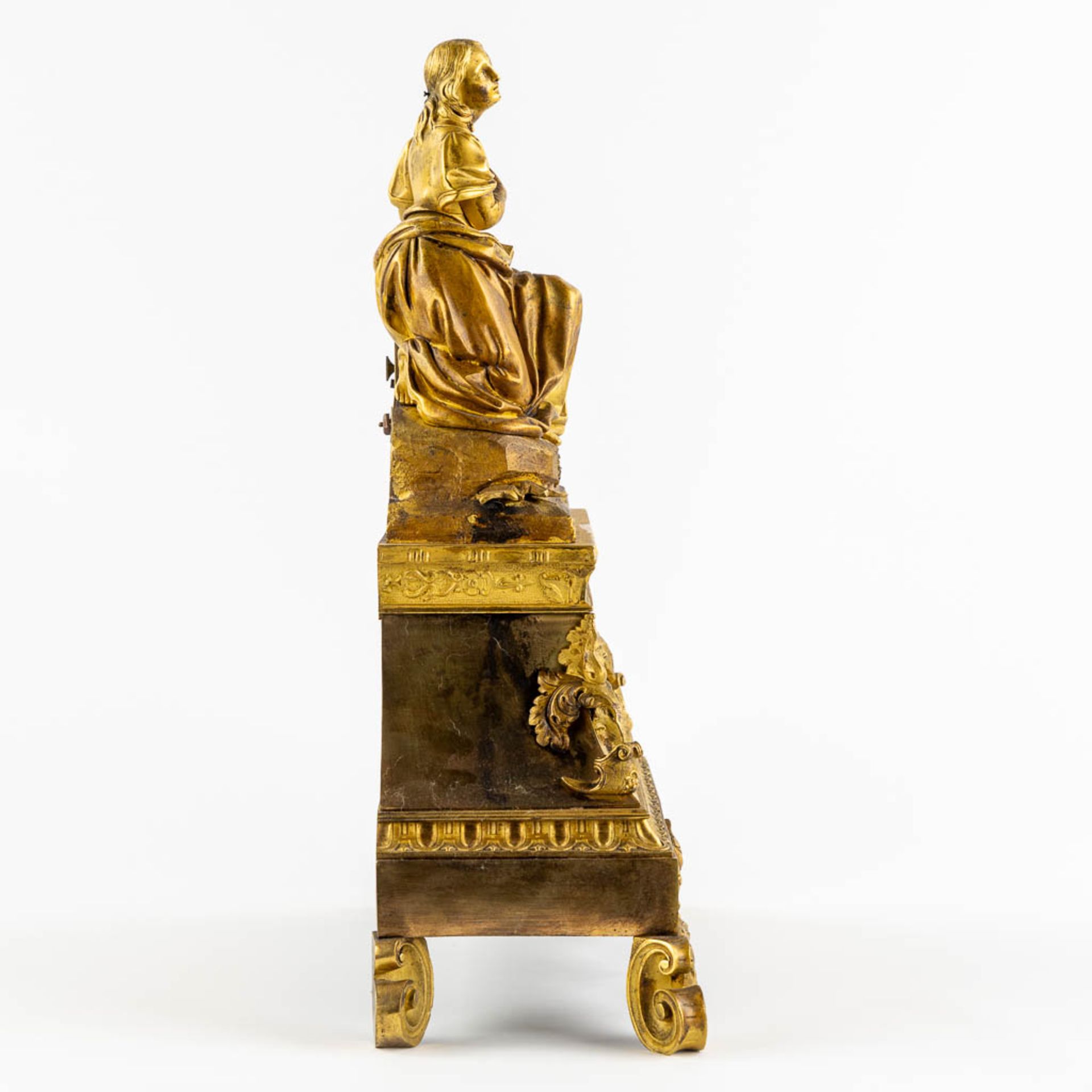 A mantle clock, gilt bronze depicting a reading lady. Louis Philippe, 19th C. (L:15 x W:38 x H:45 cm - Image 4 of 10