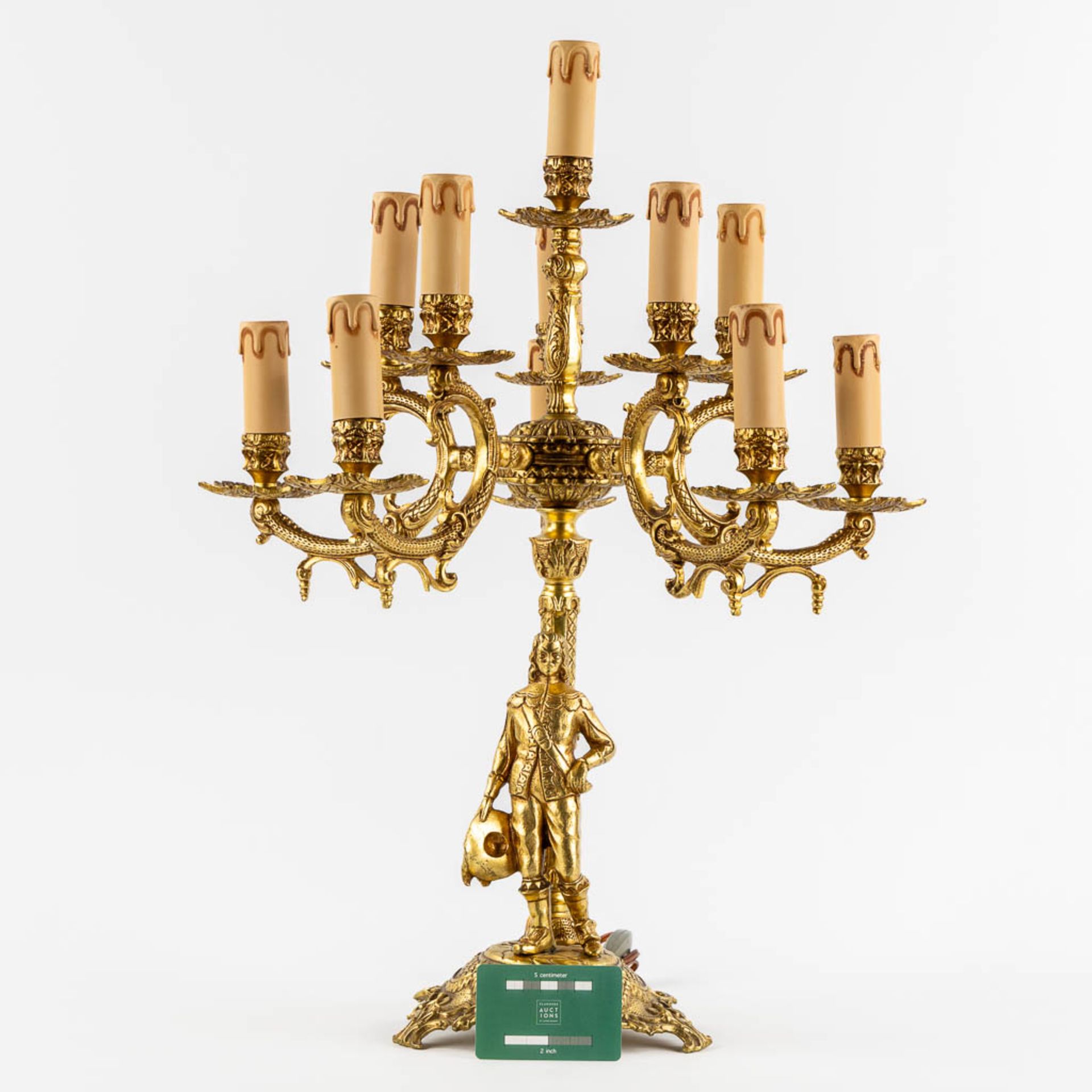 A large and decorative table lamp with a musketeer figurine, gilt bronze. 20th C. (H:61 x D:46 cm) - Image 2 of 11