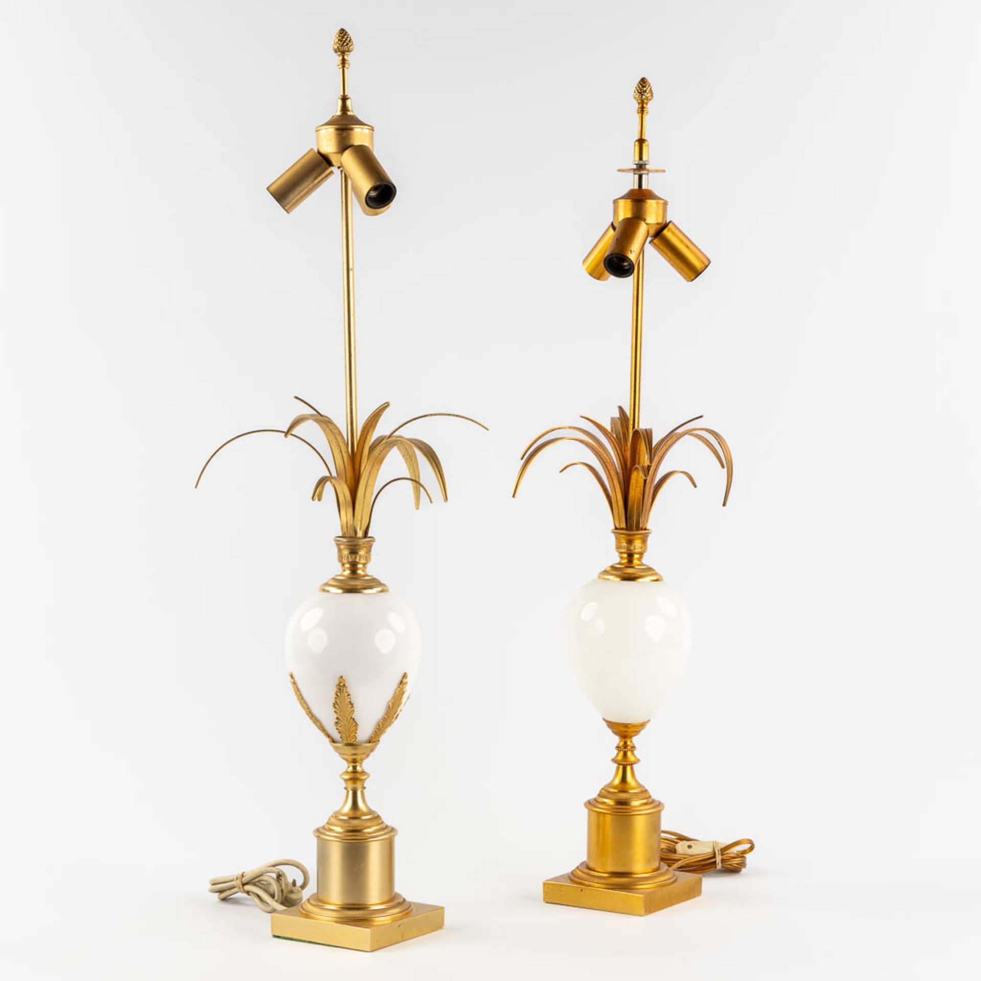 A pair of Hollywood Regency table lamps with opaline glass. (H:77 x D:20 cm)