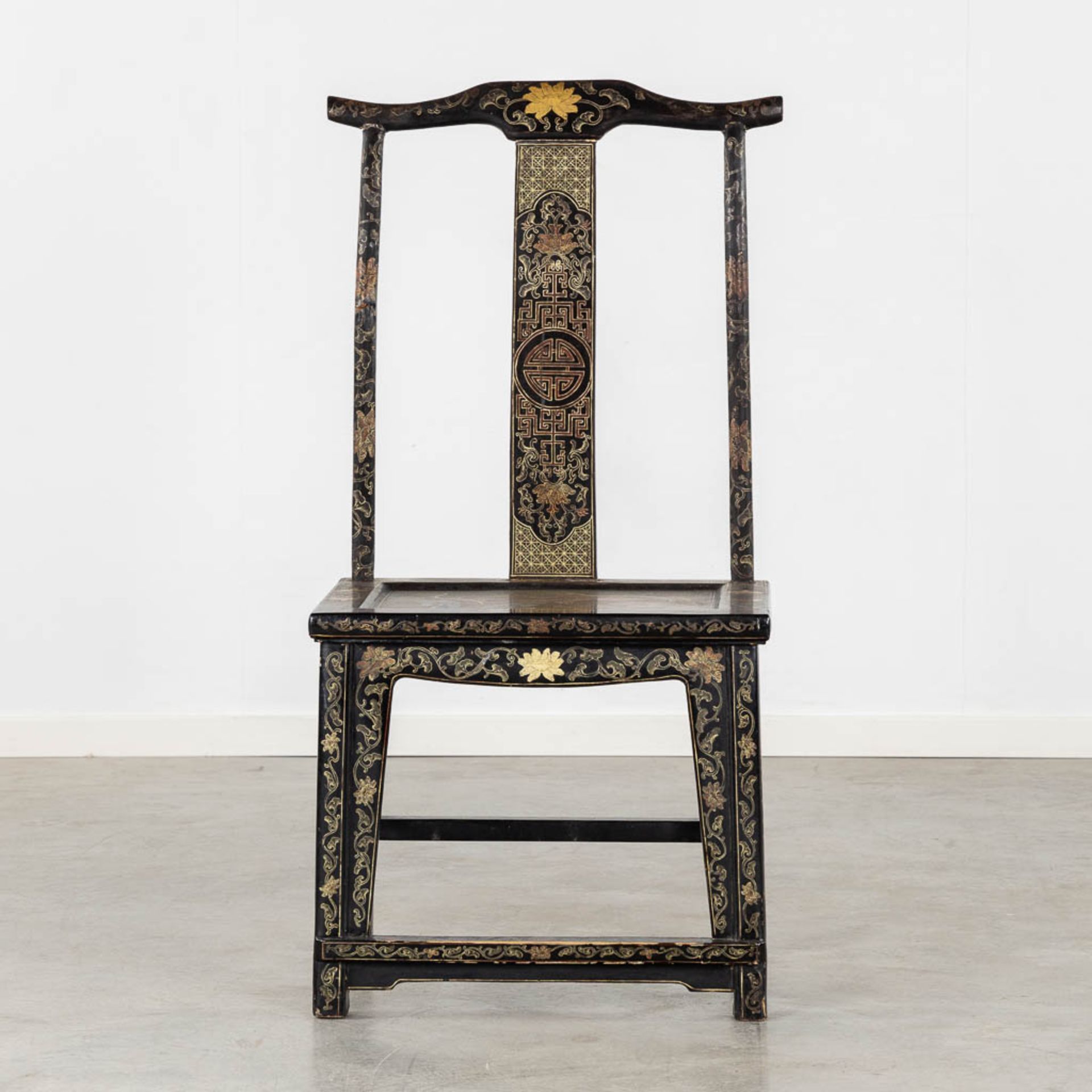 Two Chinese chairs, patinated wood decorated with Foo Lions and floral decor. 19th/20th C. (L:46 x W - Bild 4 aus 38