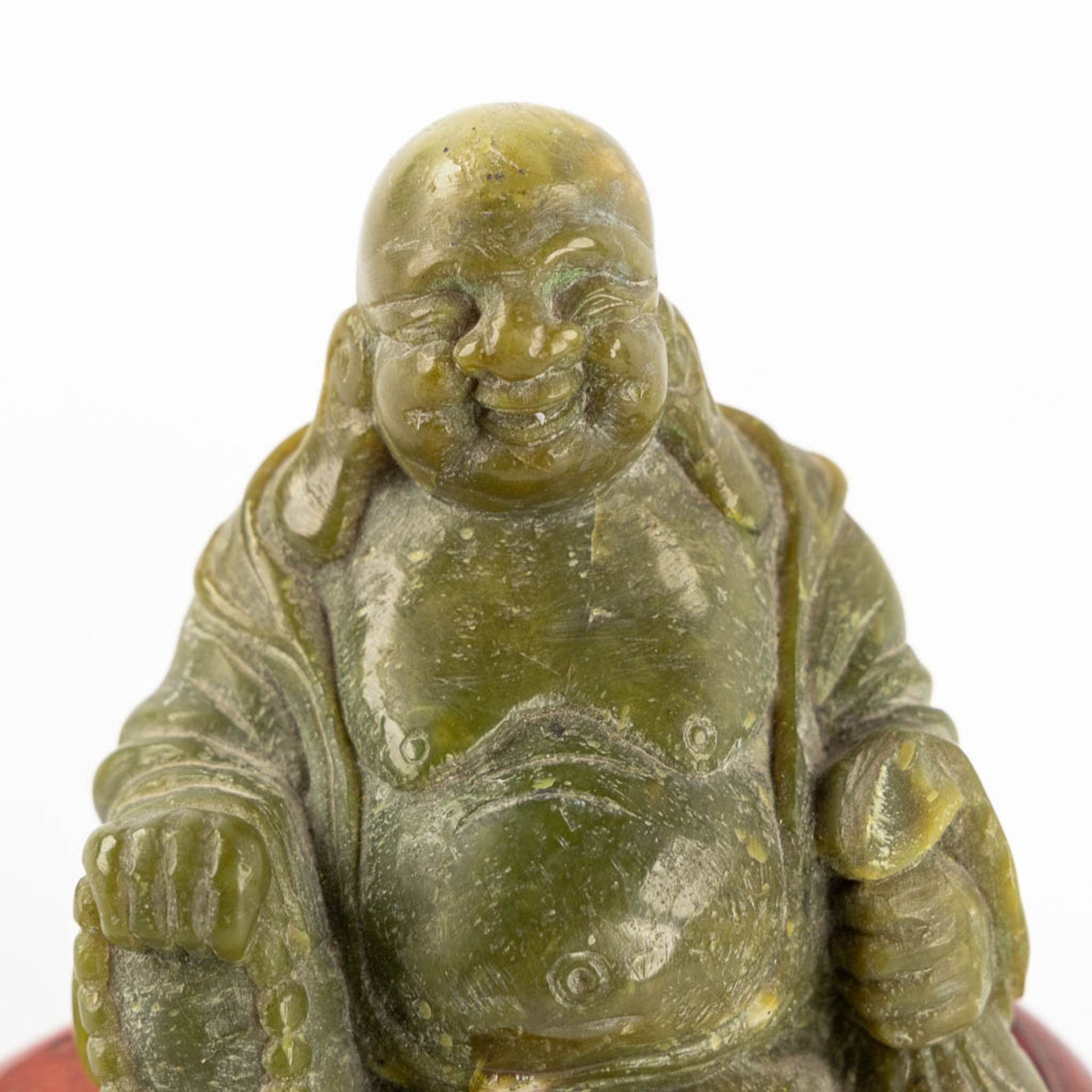 Six Buddha and a snuff bottle, Sculptured hardstones or jade. China. (L:6 x W:8 x H:11,5 cm) - Image 5 of 16
