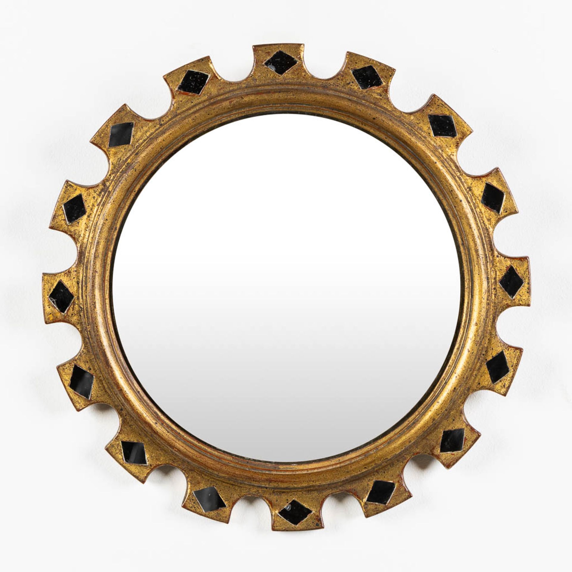 A mid-century sunburst mirror, sculptured wood inlaid with glass diamond shapes. (D:33 cm)