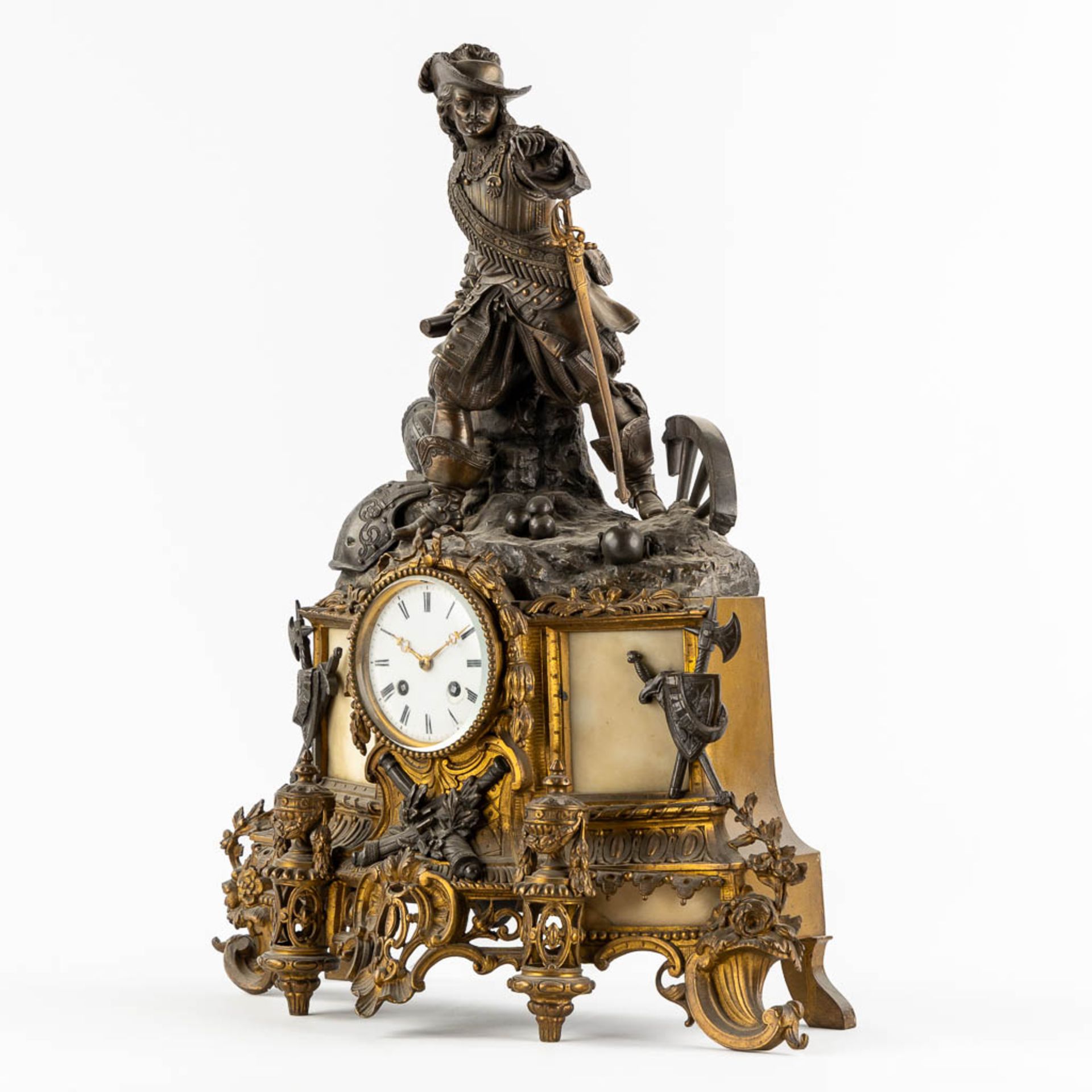 A mantle clock with a musketeer, patinated and gilt bronze on Carrara marble. 19th C. (L:17 x W:45 x - Bild 3 aus 12