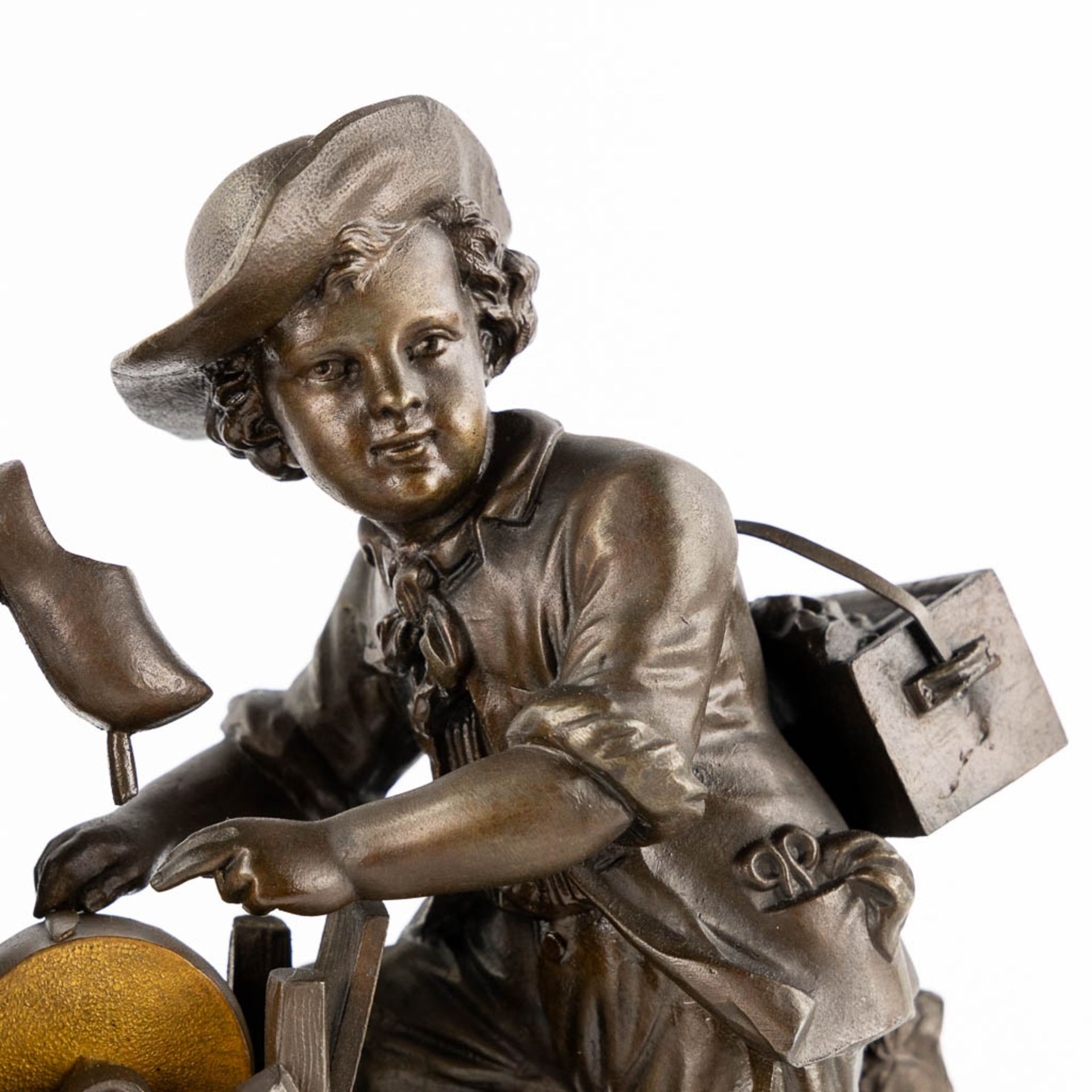 A mantle clock, patinated and bronze and spelter, image of a Wooden shoemaker. 19th C. (L:12 x W:36 - Bild 9 aus 11