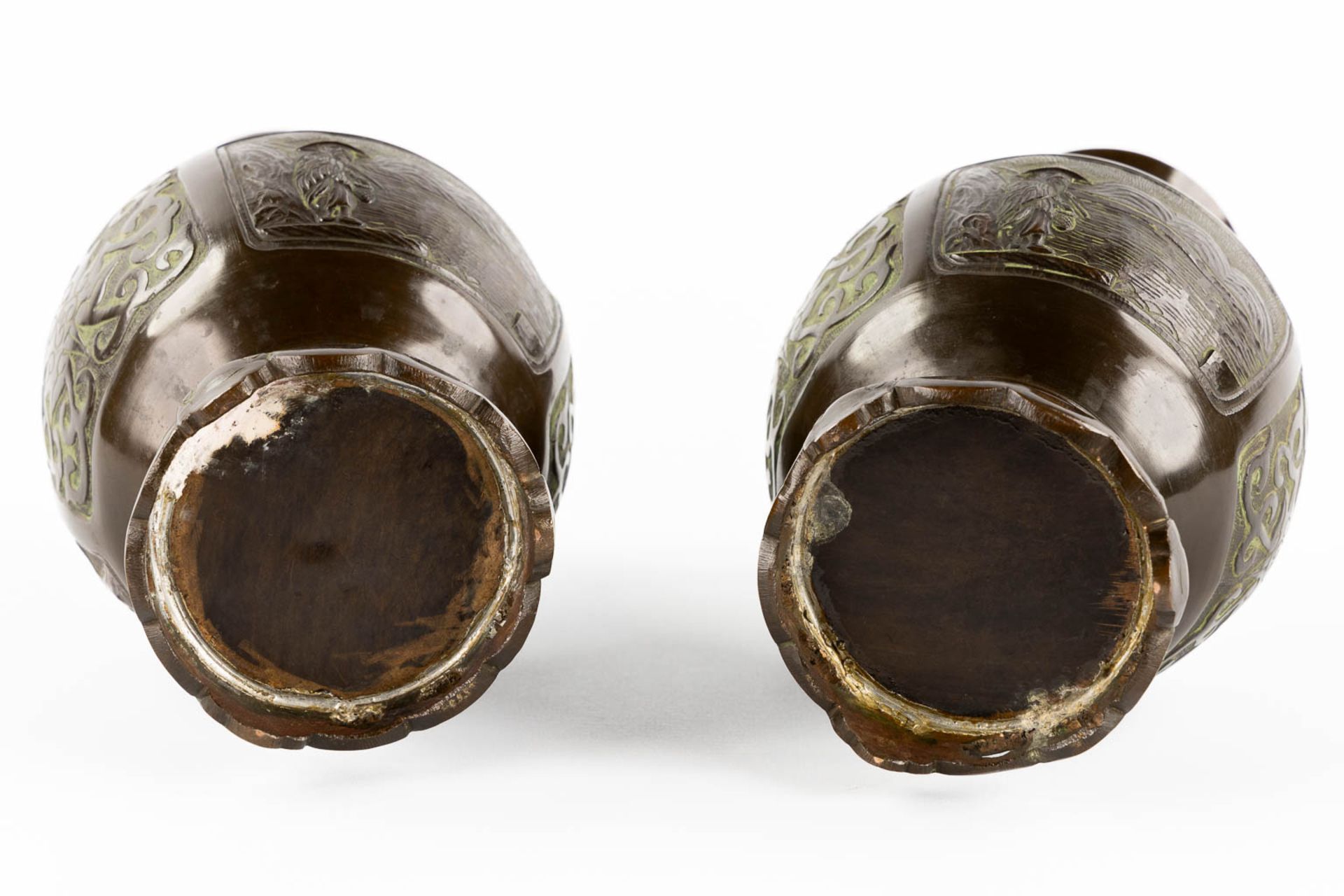 A pair of Japanese vases, patinated bronze. 19th C. (H:26 x D:14 cm) - Image 7 of 11