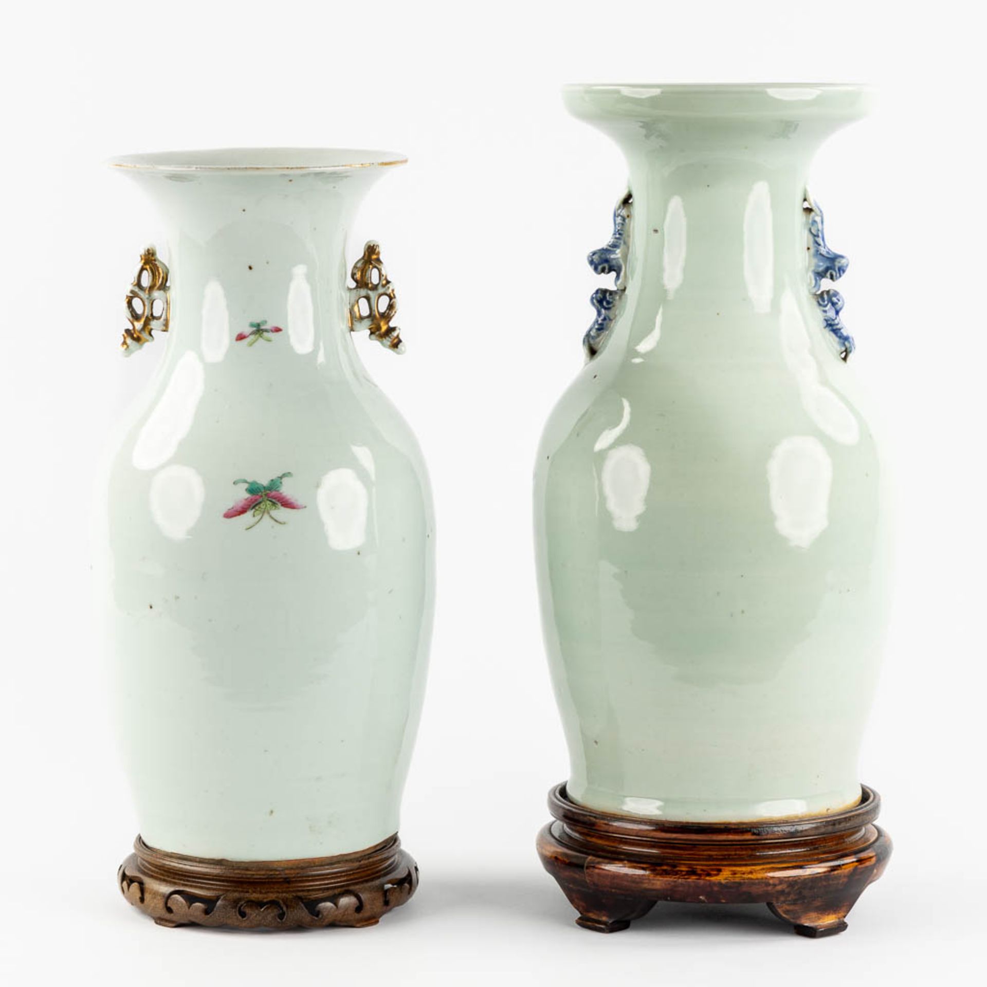 Two Chinese vases, blue-white with a Foo Dog, Famille Rose with a bird and flora. 19th/20th C. (H:43 - Image 4 of 10