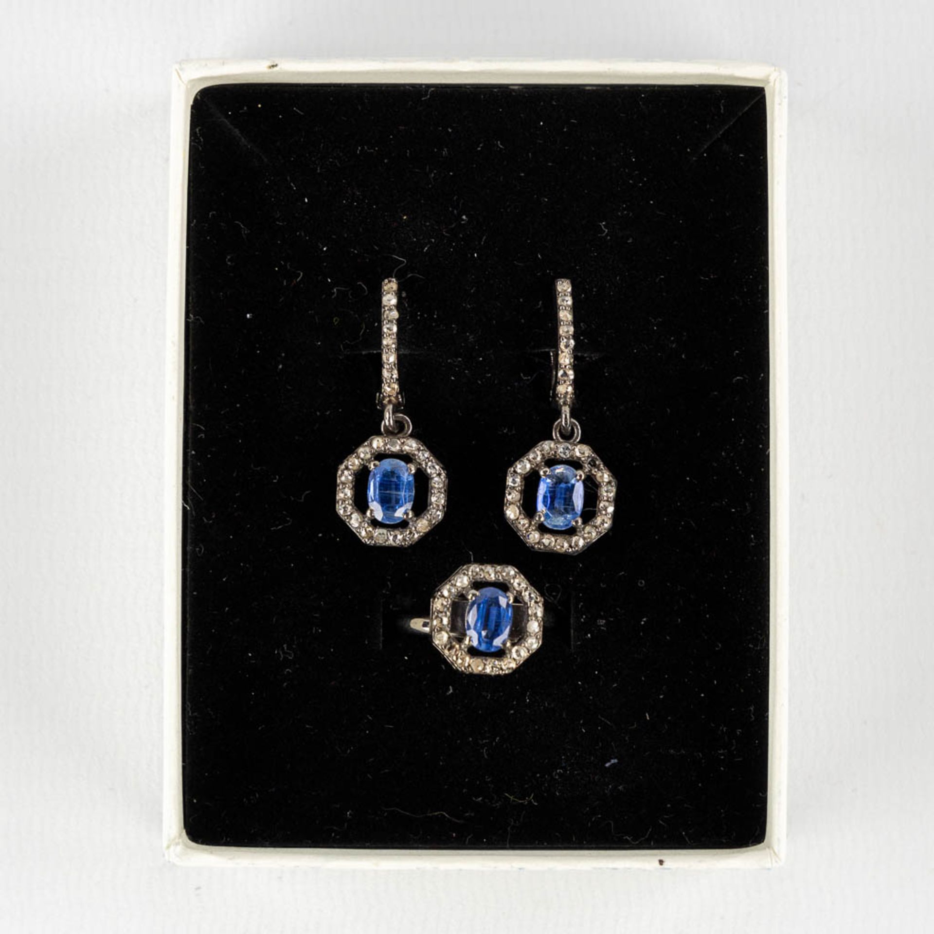 A matching set with a ring and a pair of earrings, silver with Kyanite and 'Old Cut' diamanten. 11,9 - Image 3 of 14