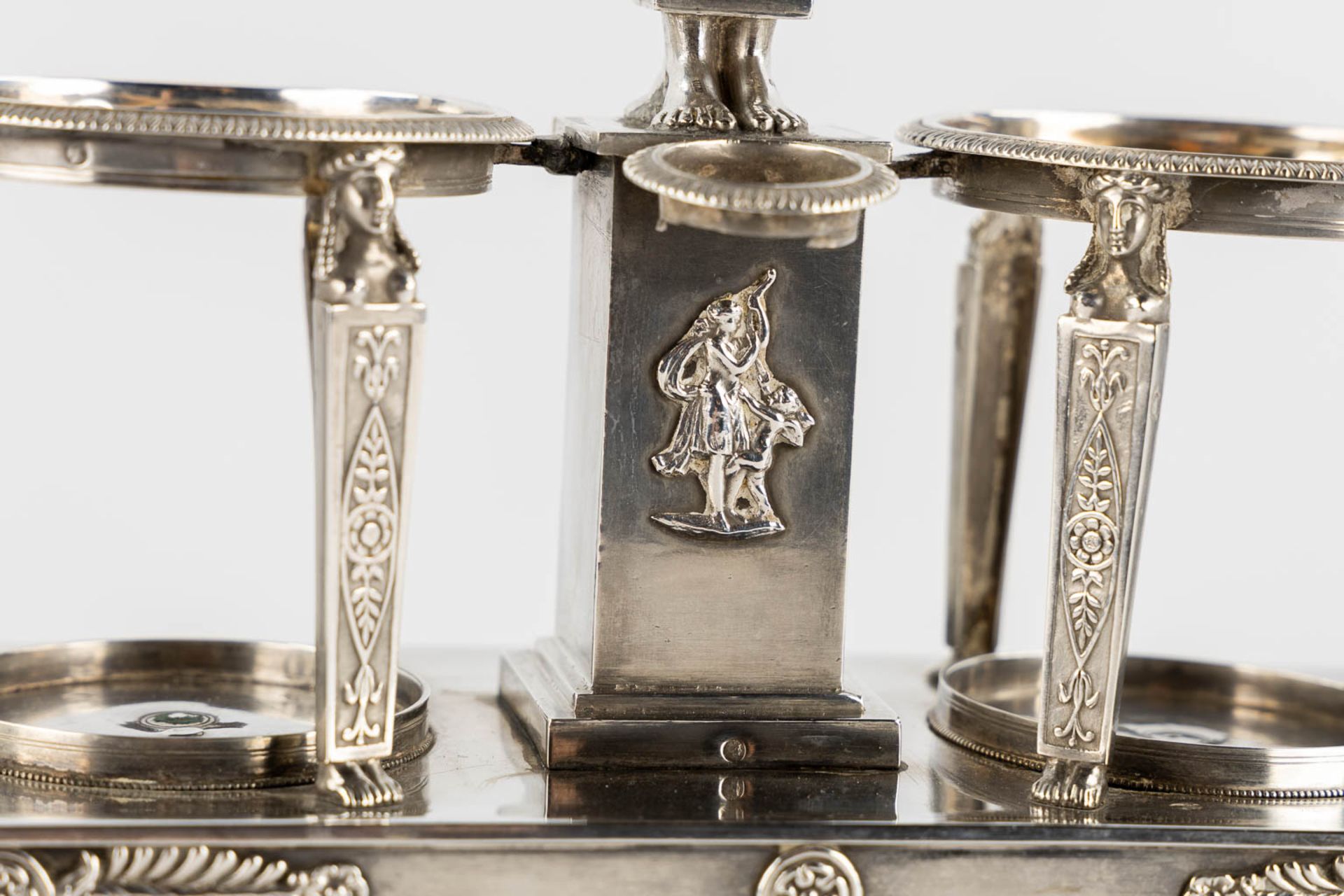 An oil and vinegar set, silver, Paris, France, 950/1000. Empire period, 1809-1819. (L:11 x W:23 x H: - Bild 9 aus 14