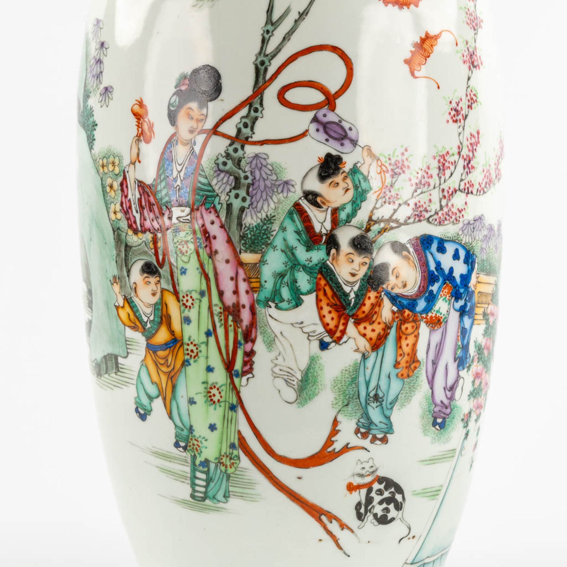 Two Chinese vases decorated with ladies and playing children in the garden. (H:58 x D:23 cm) - Bild 13 aus 15