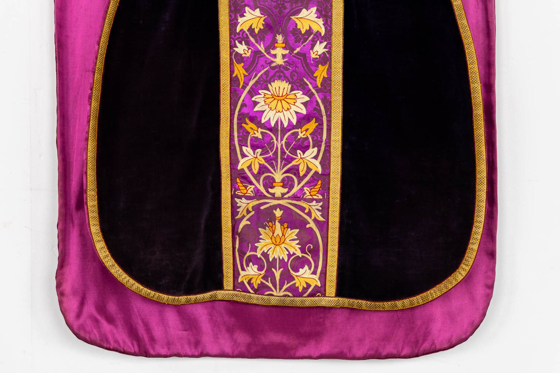 A Cope, Chasuble and Roman Chasuble, Stola with Embroideries. - Bild 13 aus 21