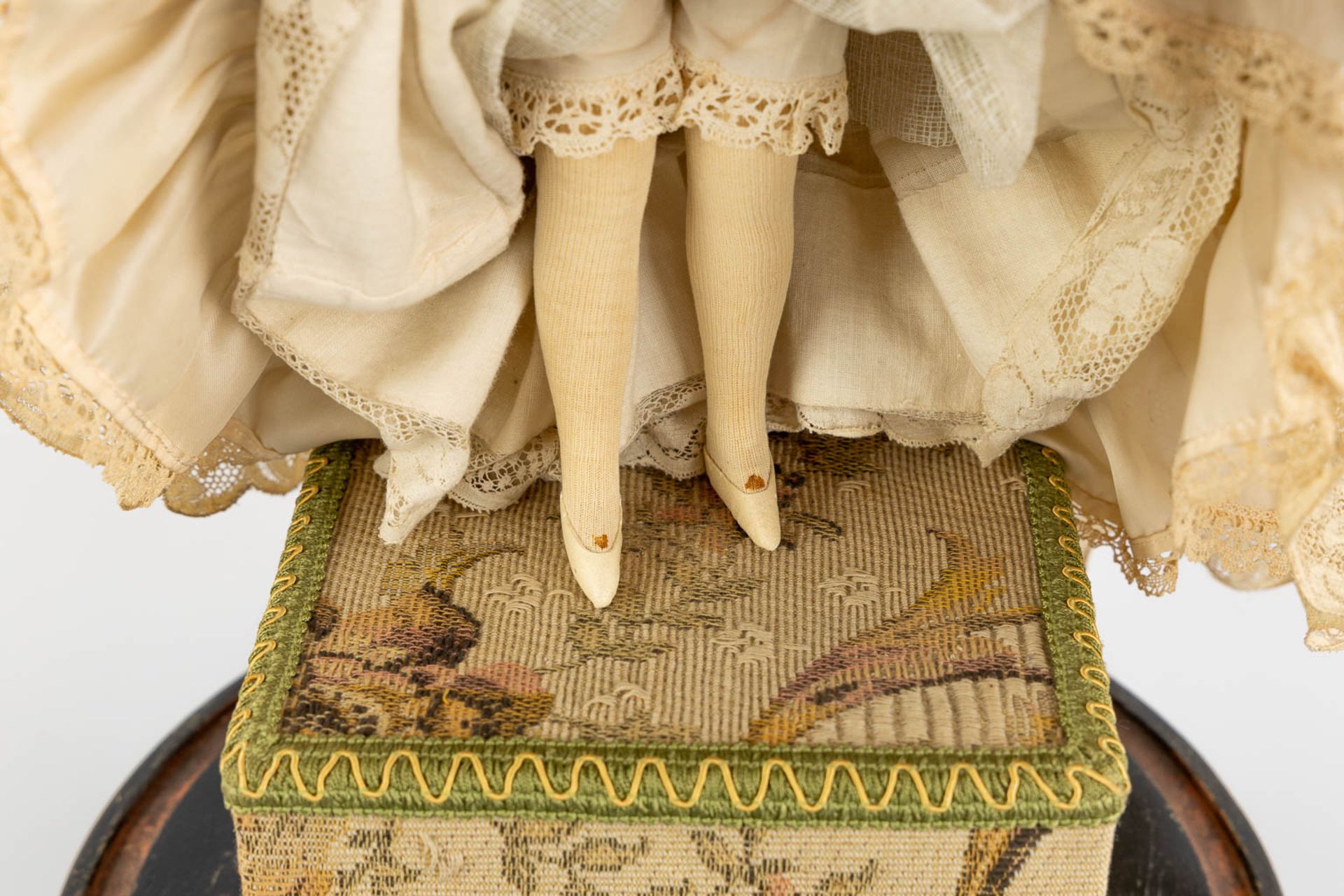 An antique 'Automata', in lace dressed doll with a music box. Under a glass dome, Circa 1920. (H:48 - Image 11 of 13