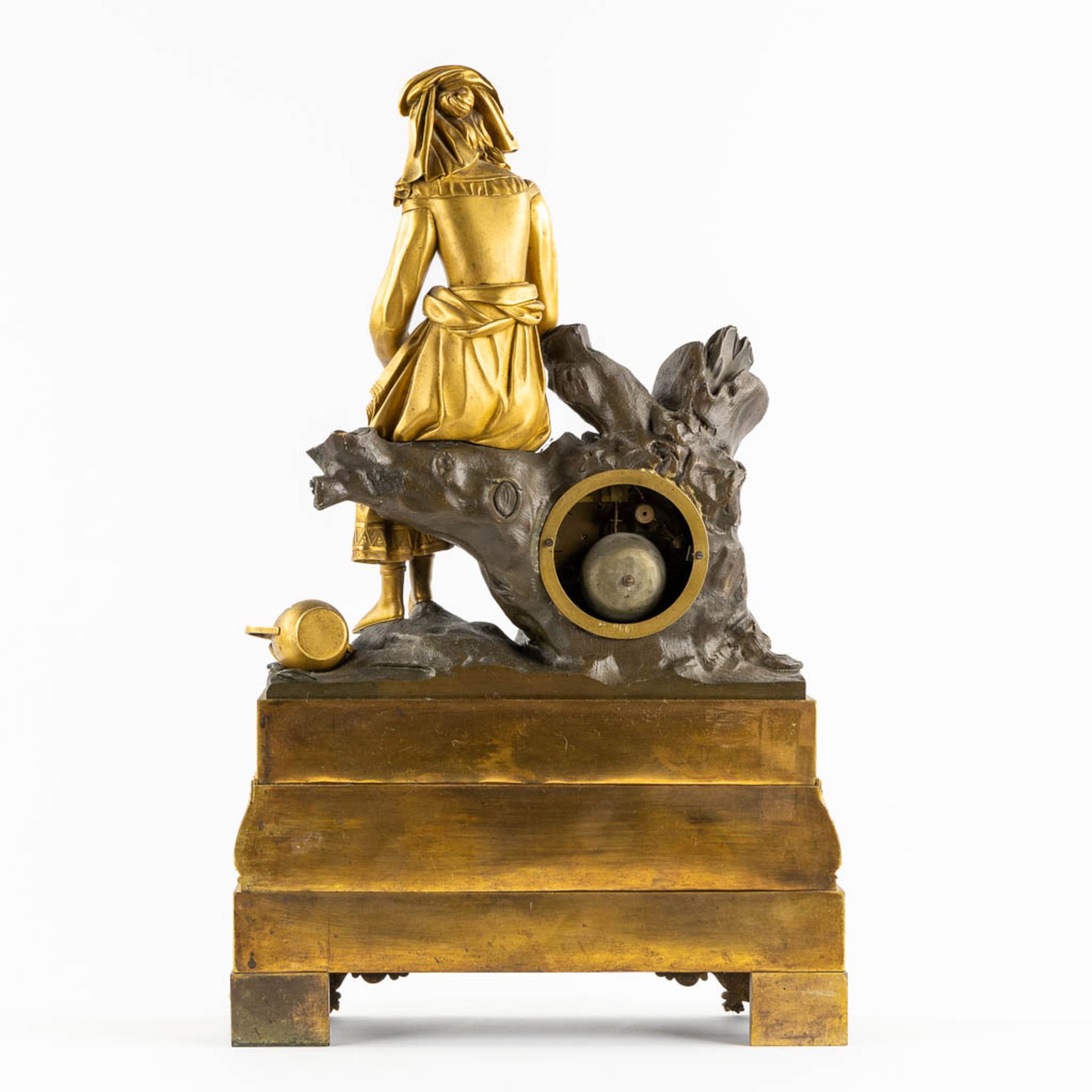 A mantle clock, gilt and patinated bronze 'La Cruche Cassée' or 'The Broken Jar'. Empire Style. 19th - Bild 5 aus 10