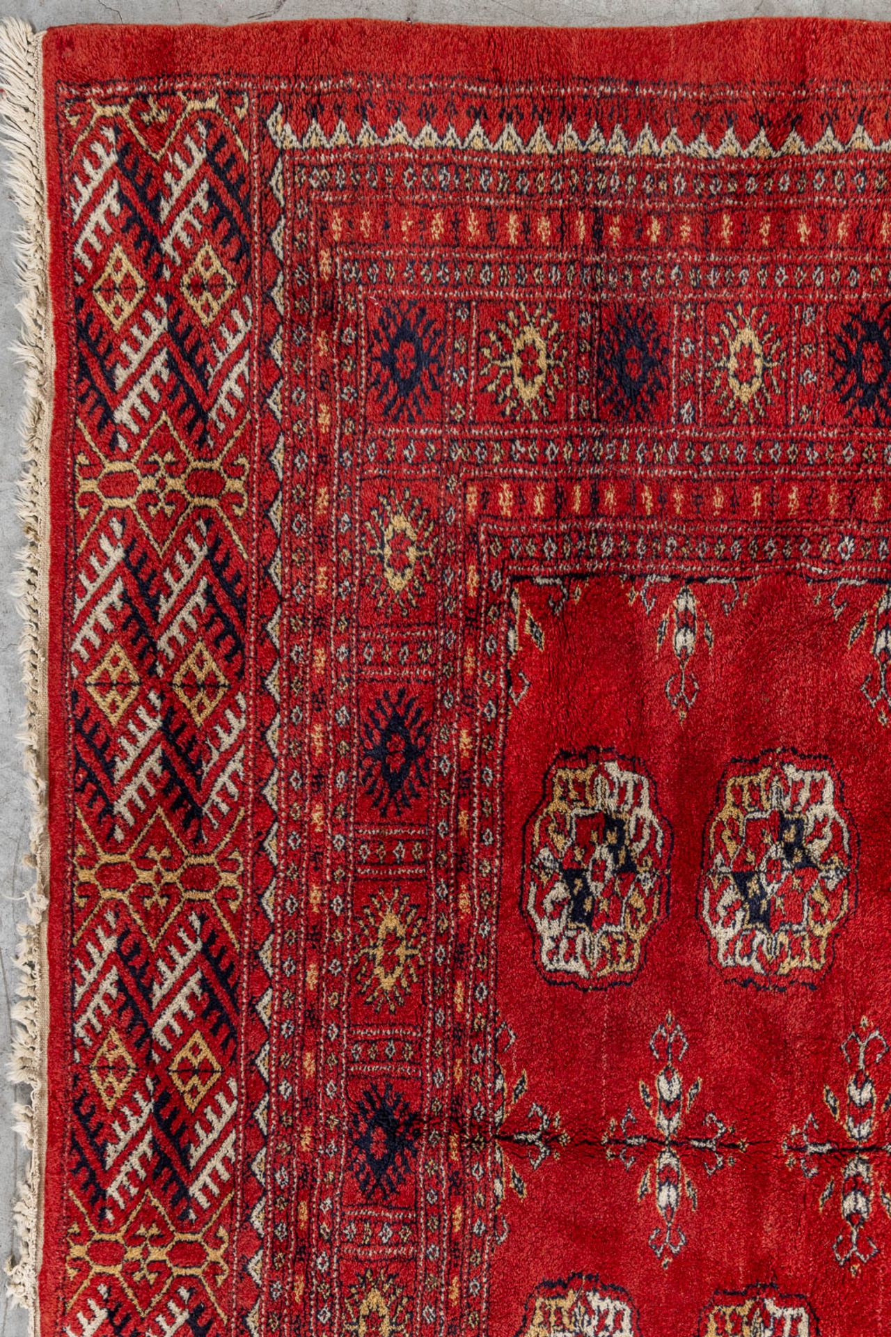 An Oriental hand-made carpet, Turkmenistan, Bucchara. (L:317 x W:252 cm) - Bild 5 aus 7