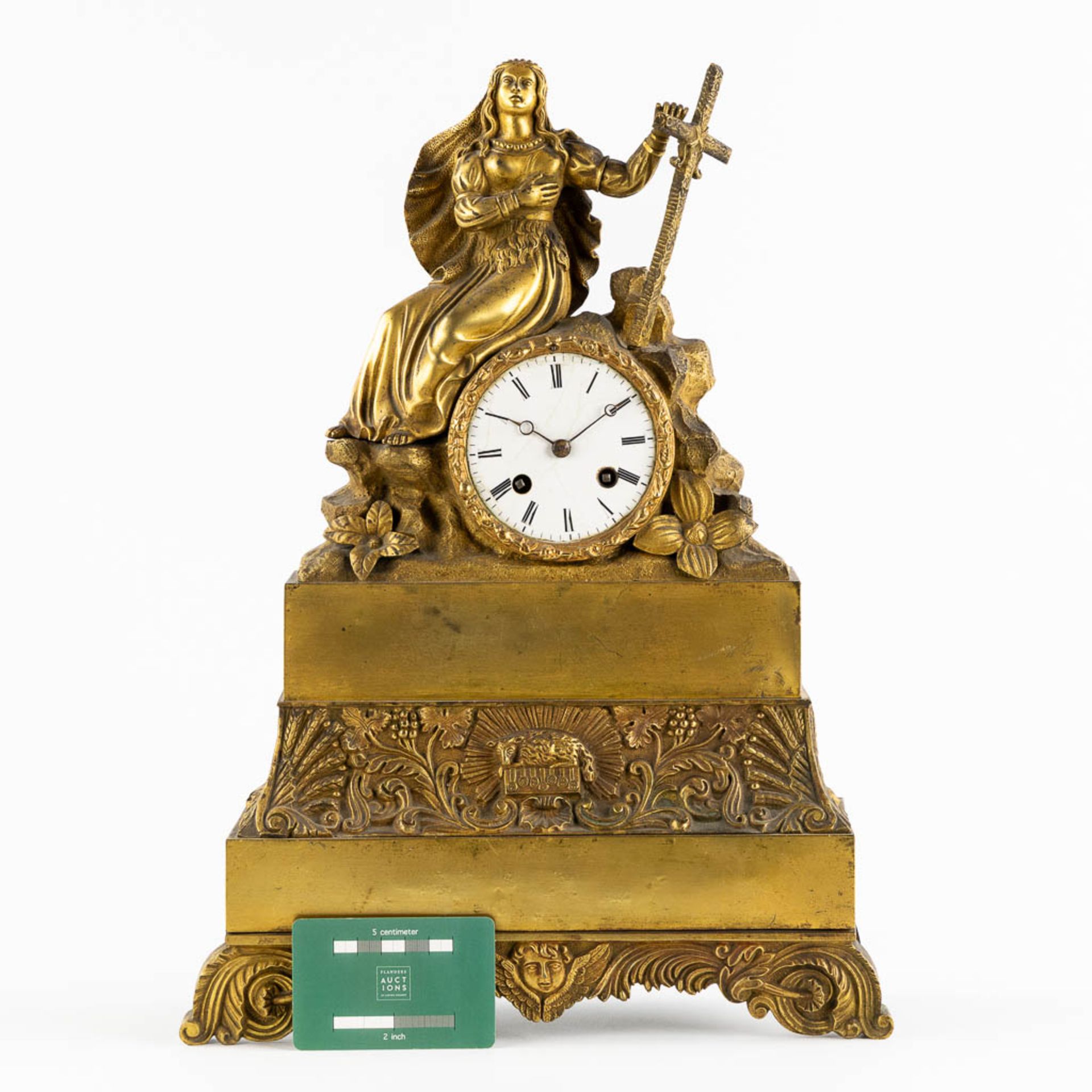 A mantle clock with a religious scène, gilt bronze in a Louis Philippe style. 19th C. (L:10 x W:30 x - Image 2 of 10