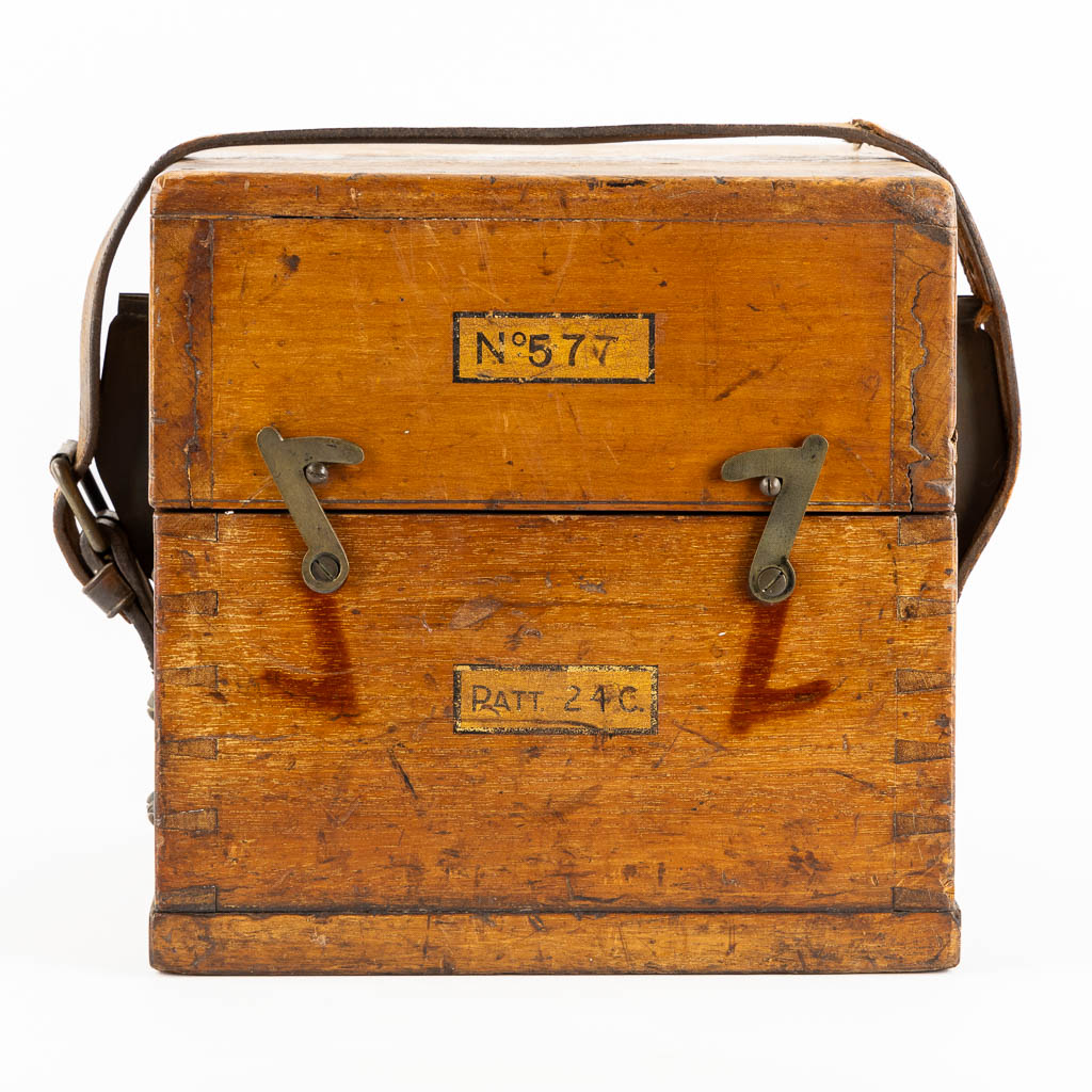 Sestrel Glasgow, An antique compass in a wood box. (L:26 x W:26 x H:26 cm) - Bild 4 aus 11