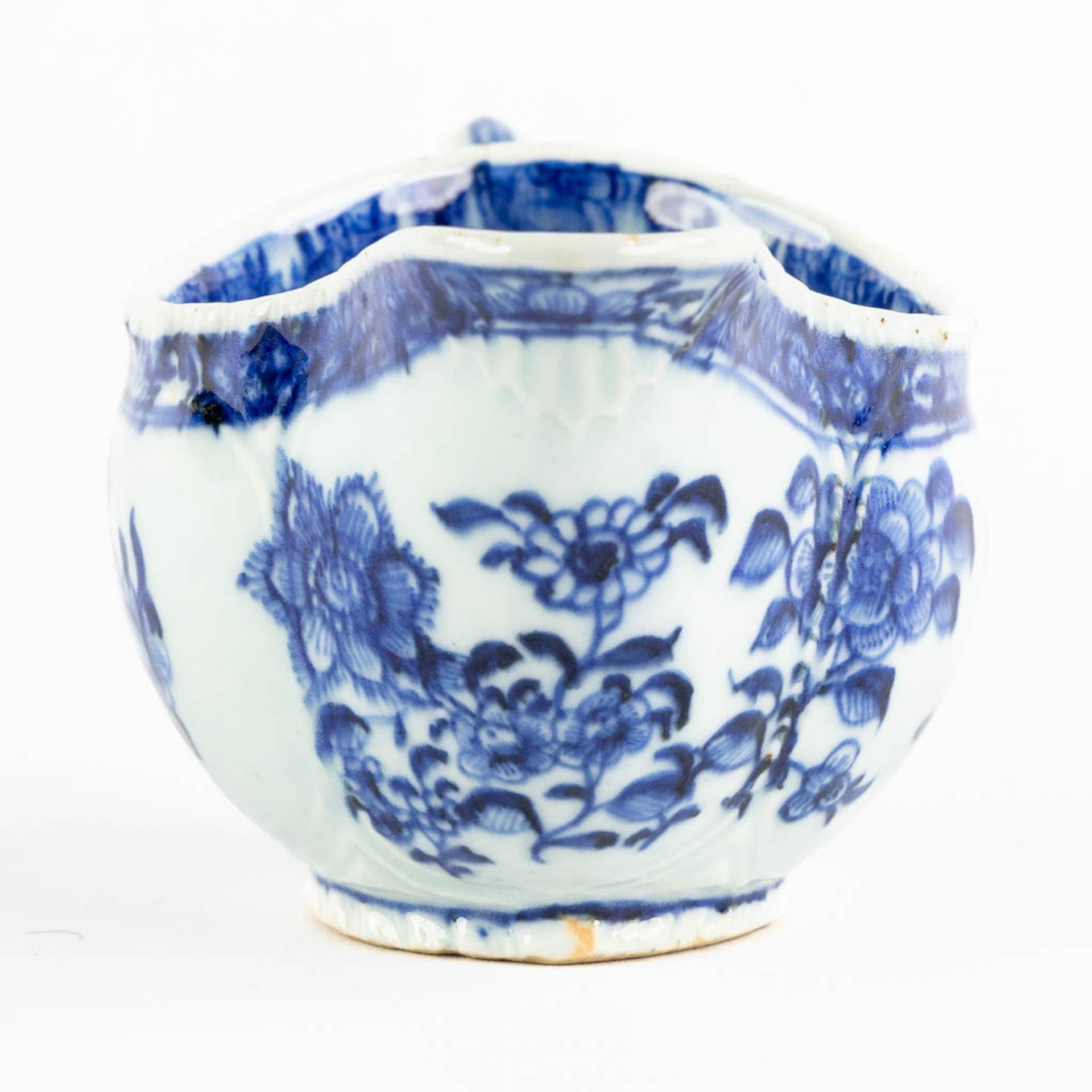 A Chinese saucer, blue-white decor. (L:10 x W:18 x H:8 cm) - Bild 4 aus 7