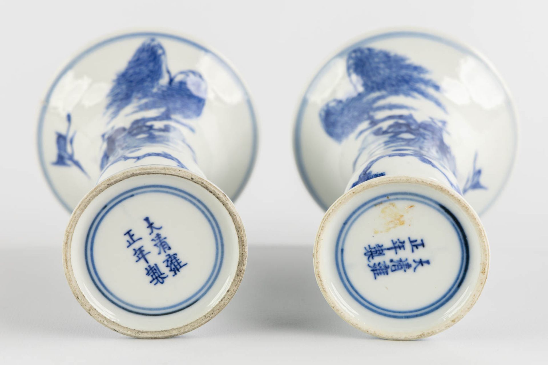 A pair of Chinese 'Gu' vases, blue-white. Marked Yongzheng Reign. 19th/20th C. (H:17 x D:10,5 cm) - Bild 7 aus 9