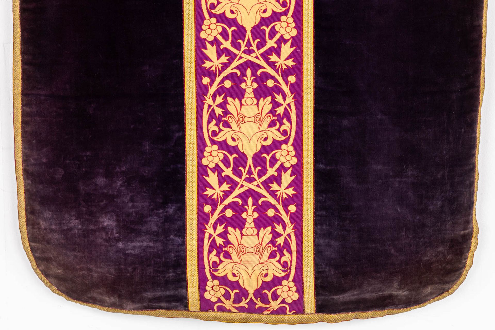 A Cope, Chasuble and Roman Chasuble, Stola with Embroideries. - Bild 10 aus 21