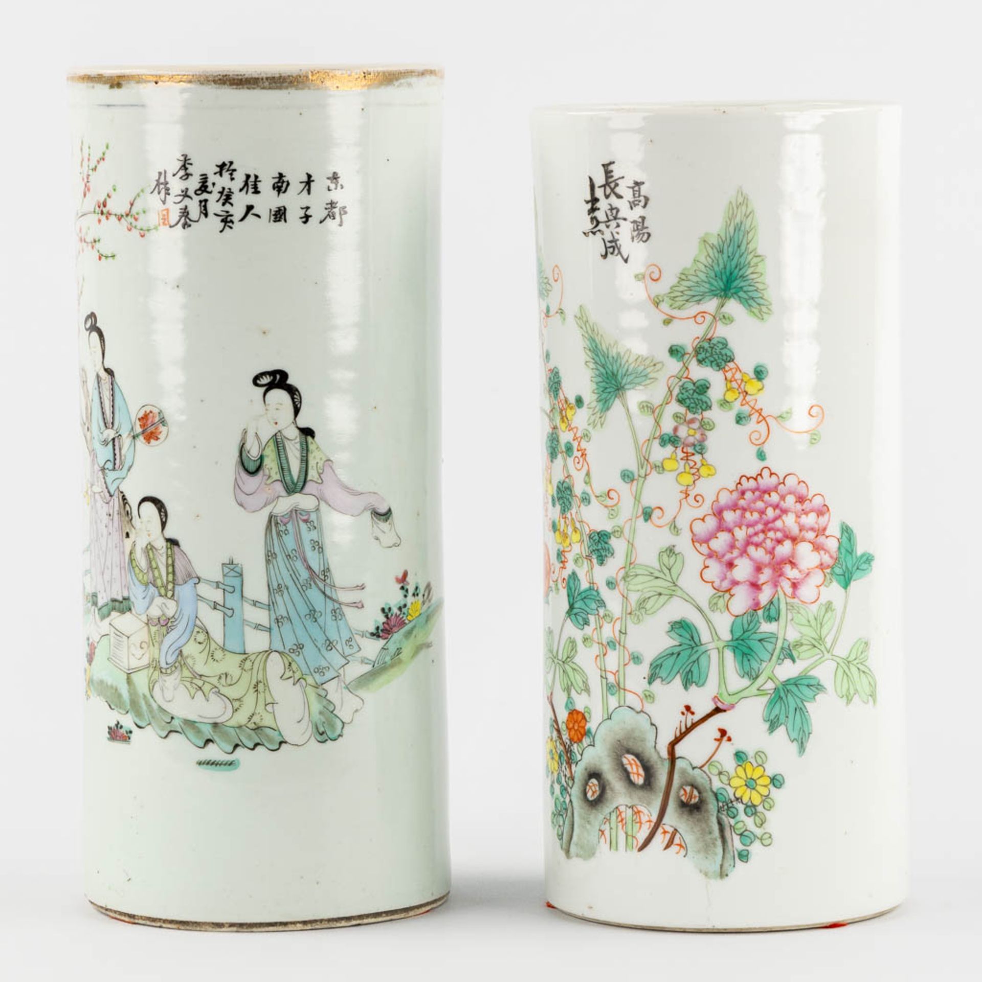 Two Chinese 'Hat Stands' Famille rose decorated with ladies, fauna and flora. (H:28 x D:12,5 cm) - Bild 7 aus 15