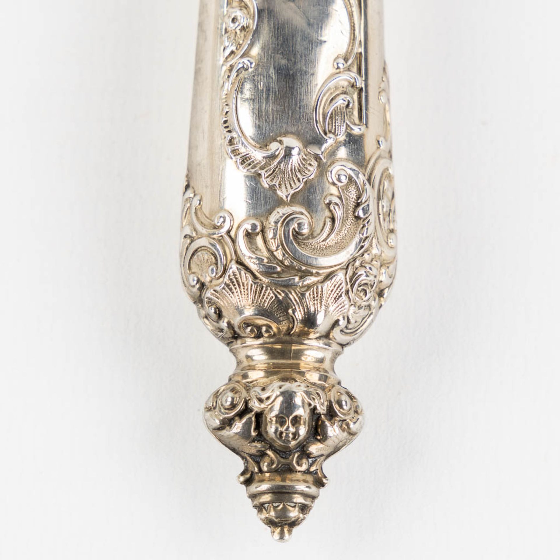 6 coffee spoons, a sugarthong, sugar caster and ice scoop, silver. France and UK, 19th C. (L:17 x W: - Image 15 of 15