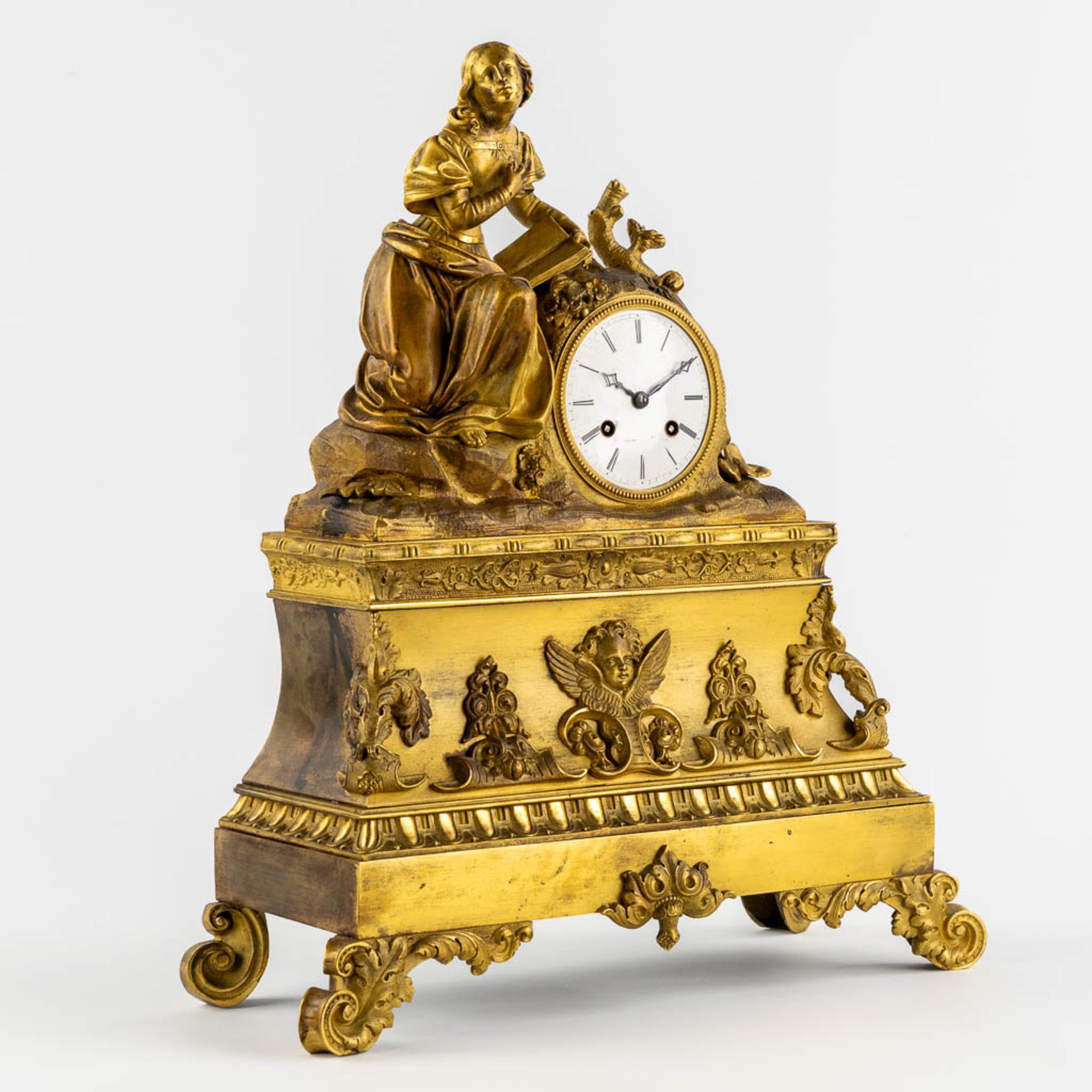 A mantle clock, gilt bronze depicting a reading lady. Louis Philippe, 19th C. (L:15 x W:38 x H:45 cm - Image 3 of 10