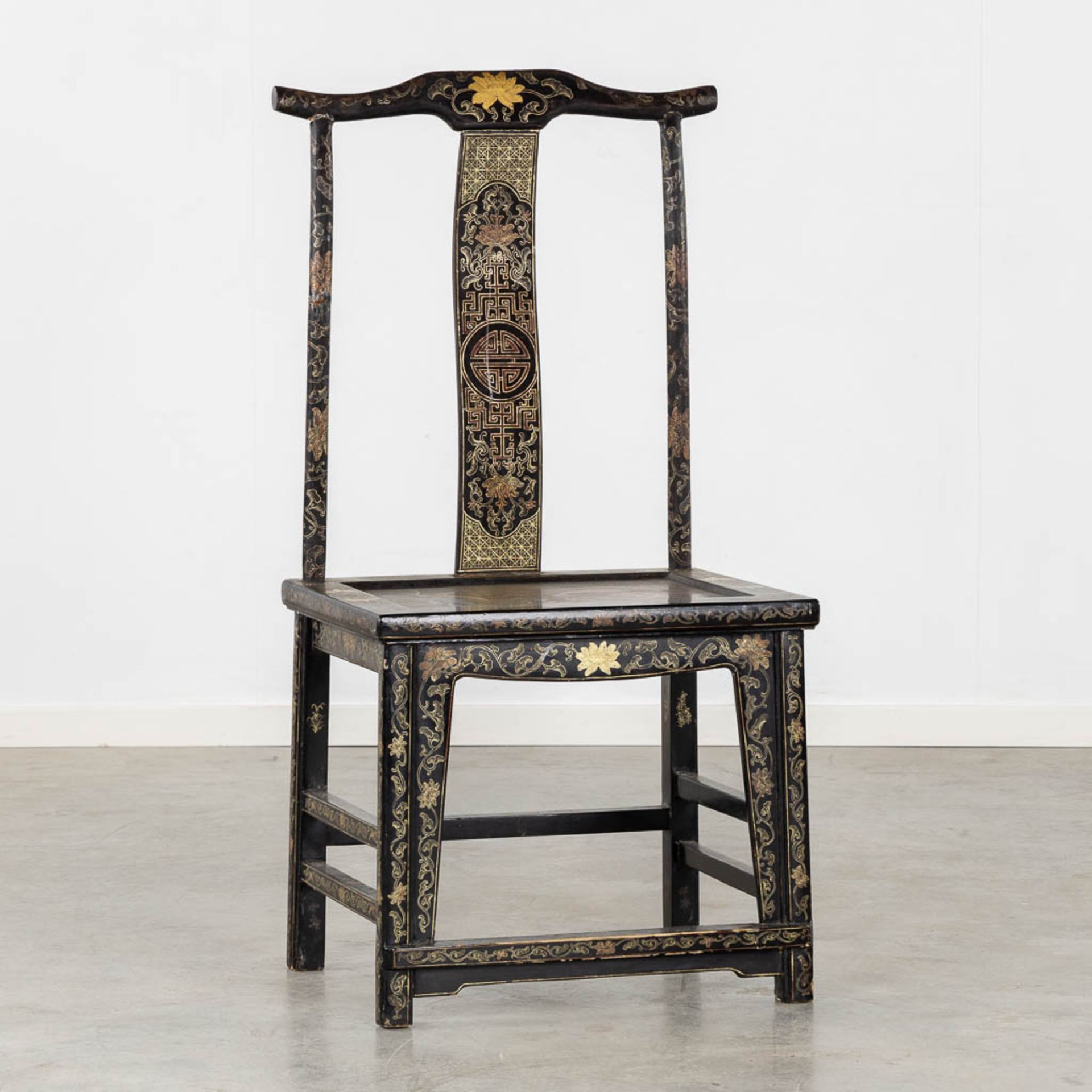 Two Chinese chairs, patinated wood decorated with Foo Lions and floral decor. 19th/20th C. (L:46 x W - Bild 3 aus 38
