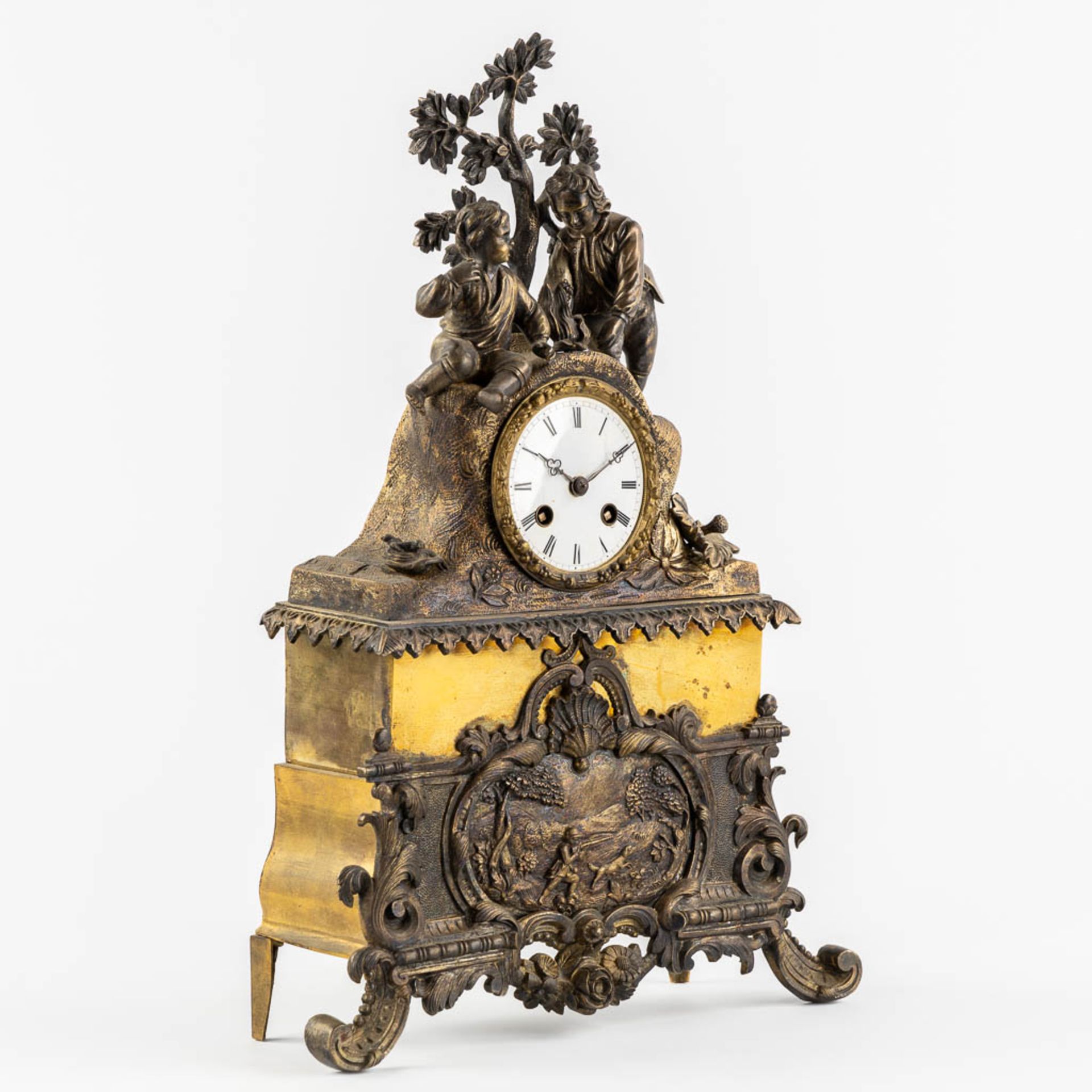 A mantle clock, patinated and gilt bronze with a hunting and camping scène. 19th C. (L:10 x W:30 x H - Bild 3 aus 11