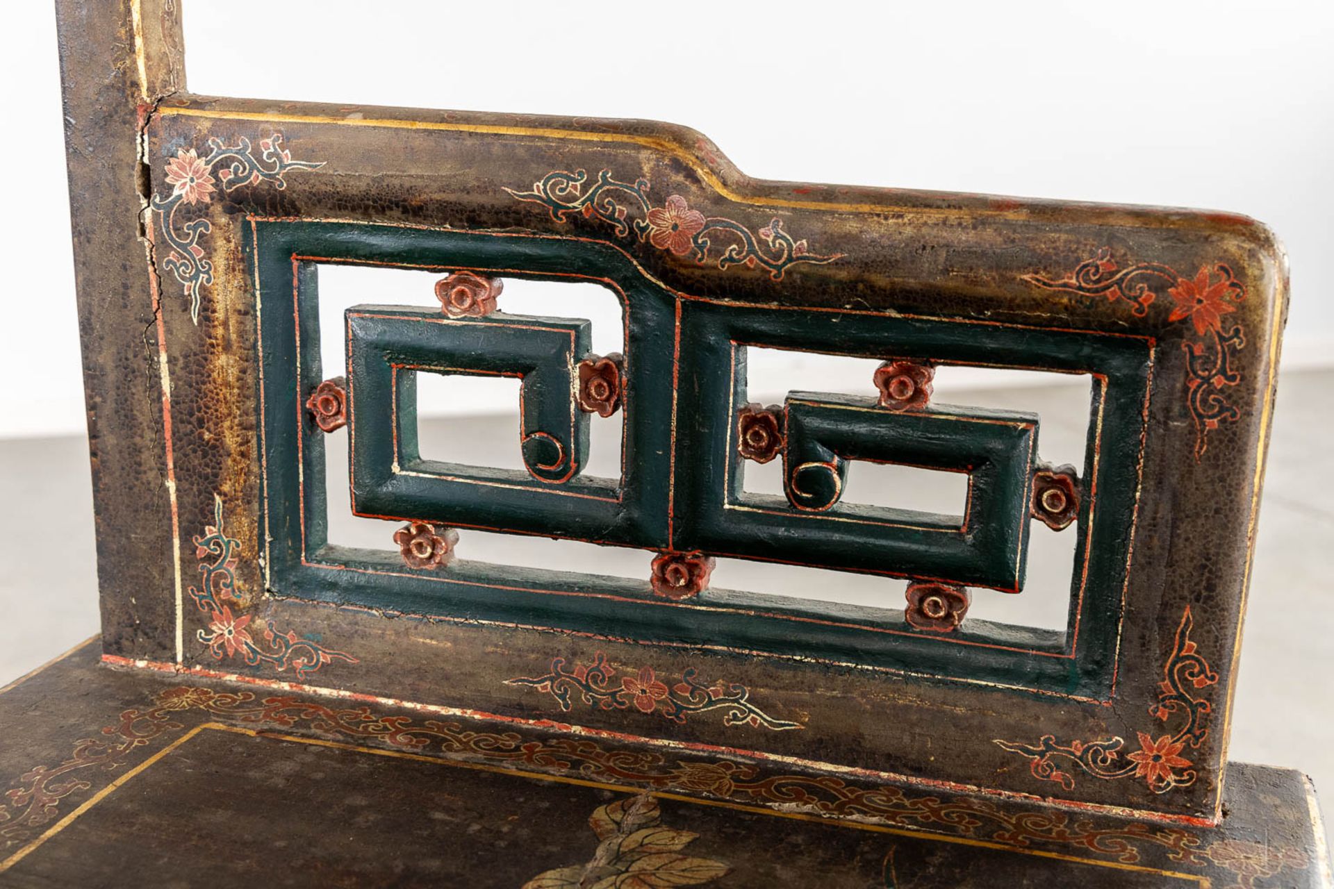 Two Chinese chairs, patinated wood decorated with Foo Lions and floral decor. 19th/20th C. (L:46 x W - Bild 33 aus 38