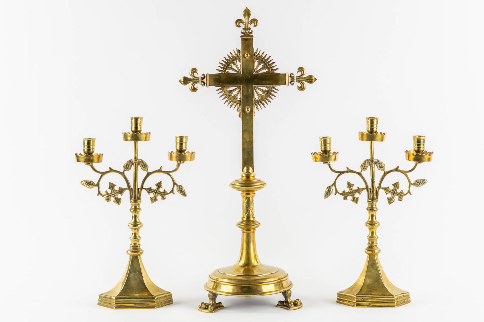 An altar crucifix with two matching candelabra. Gilt brass. Gothic Revival. (L:20 x W:29 x H:60 cm) - Bild 5 aus 14
