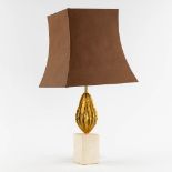 A mid-century table lamp with a cacao pod, in the style of Maison Charles. (L:11 x W:11 x H:55 cm)