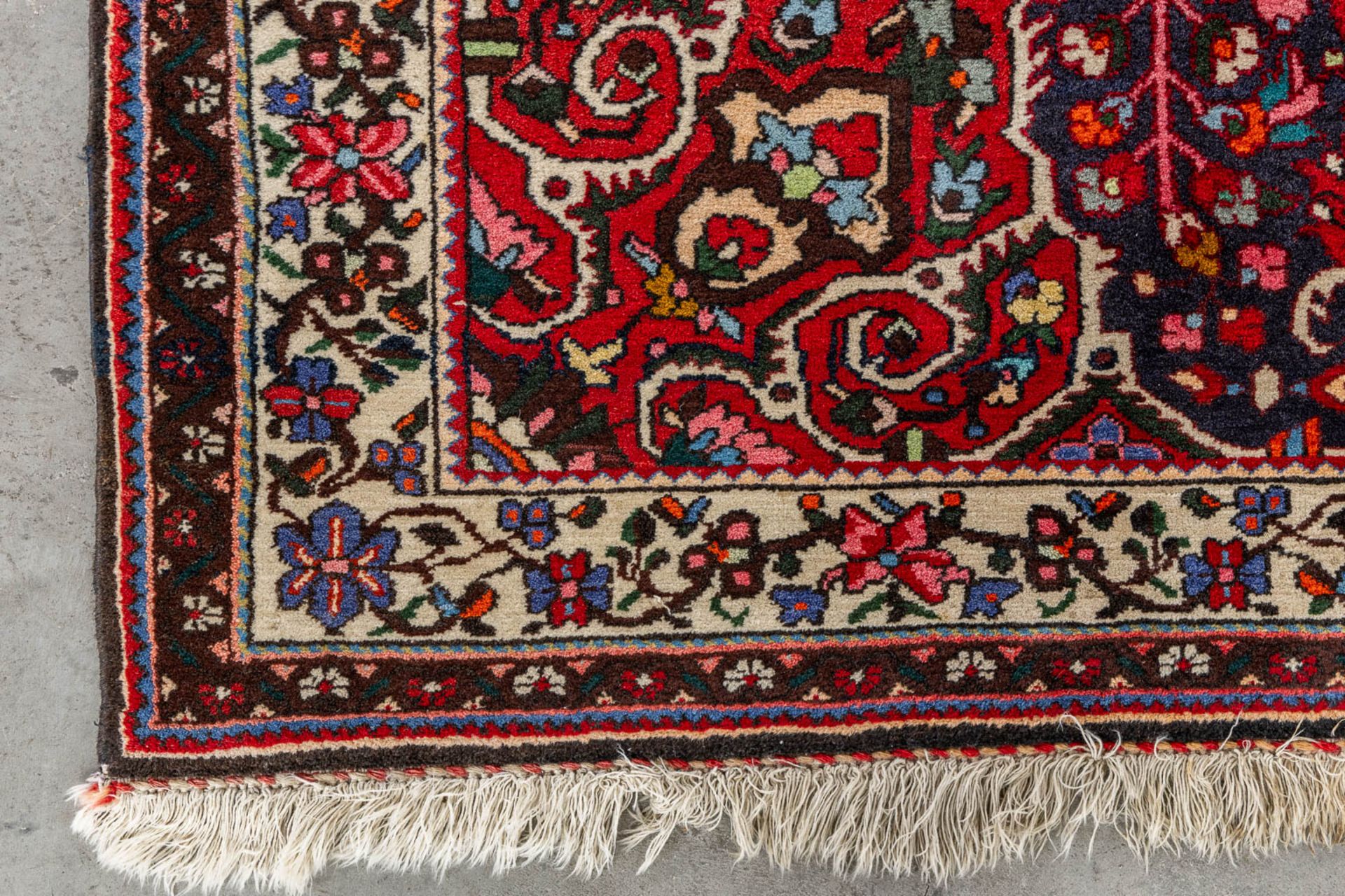 An Oriental hand-made carpet, Bakthiari. (L:237 x W:135 cm) - Image 6 of 7