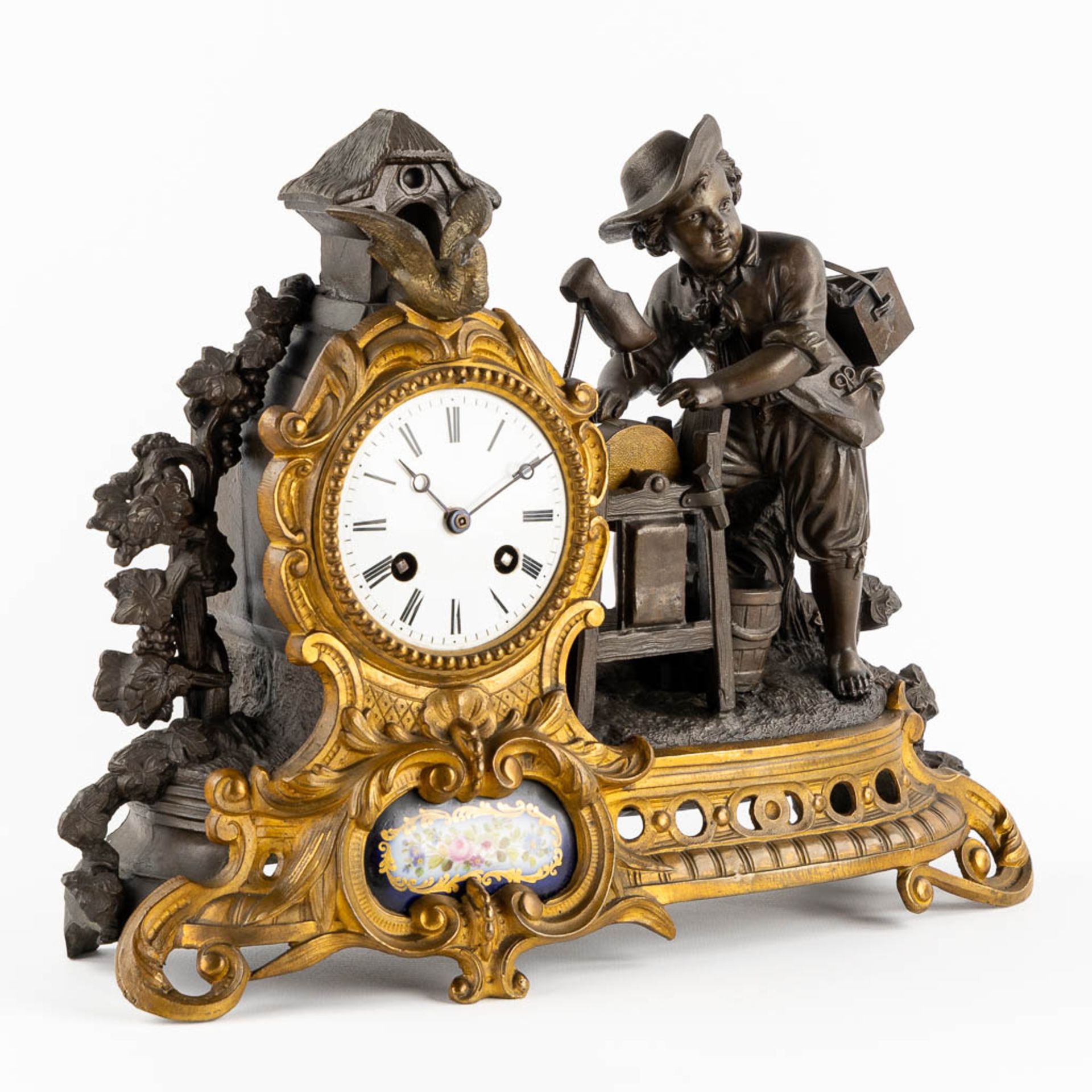 A mantle clock, patinated and bronze and spelter, image of a Wooden shoemaker. 19th C. (L:12 x W:36 - Bild 3 aus 11