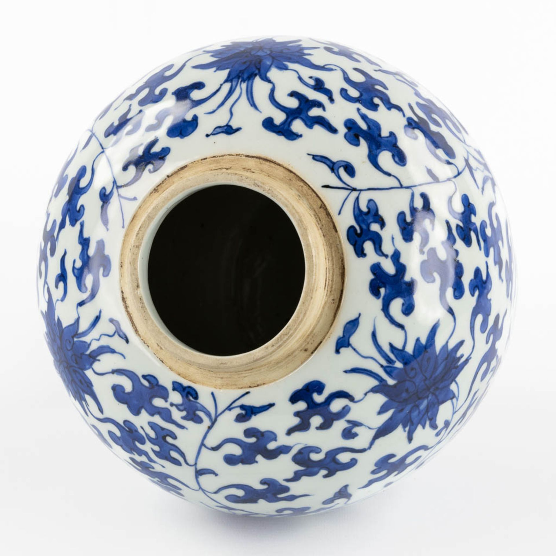 A Chinese jar, blue-white scrolling lotus, 20th C. (H:25 x D:21 cm) - Bild 7 aus 9