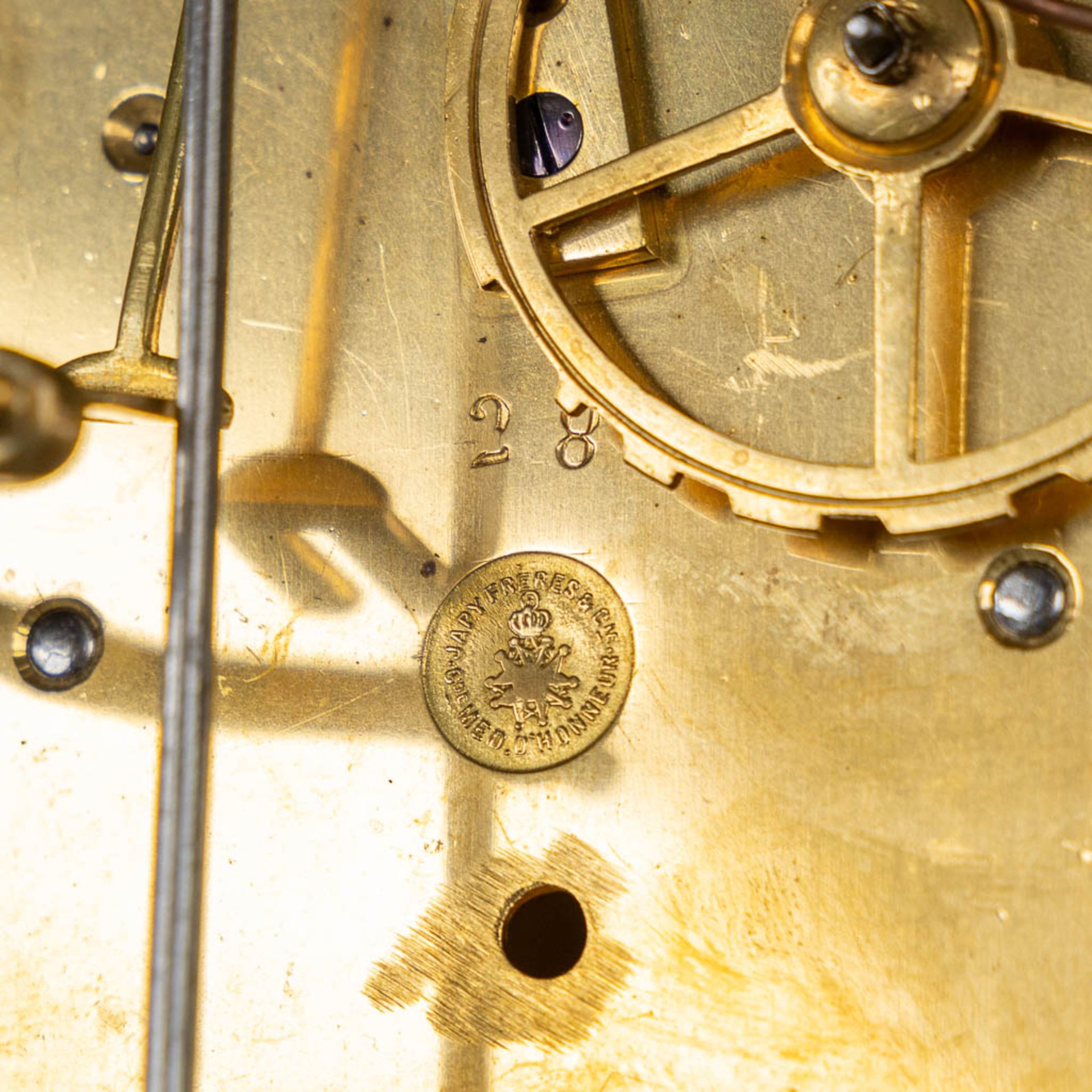 A cartel clock on a stand, tortoiseshell inlay mounted with gilt bronze. Japy Frères, 19th C. (L:17 - Bild 13 aus 13