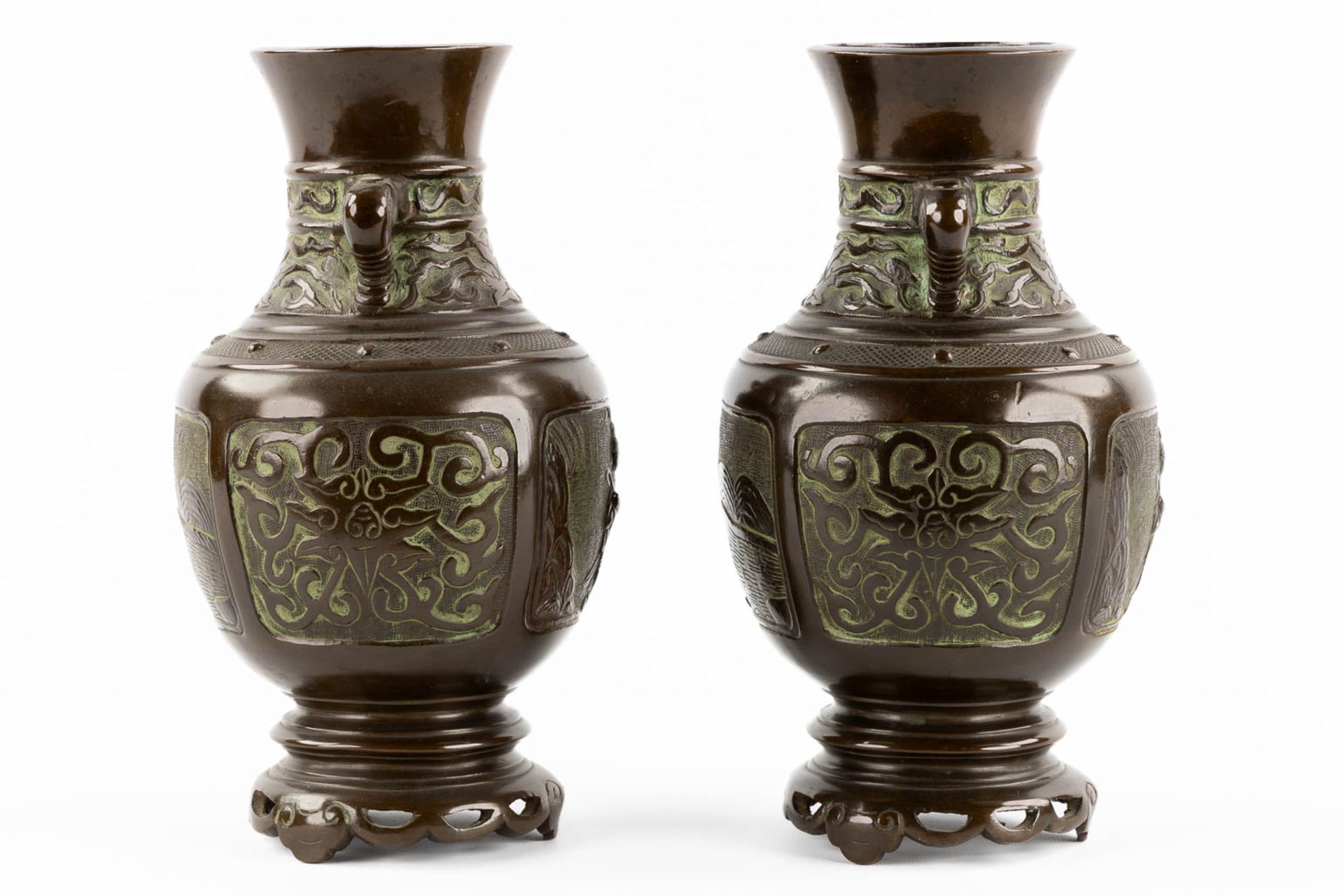 A pair of Japanese vases, patinated bronze. 19th C. (H:26 x D:14 cm) - Image 6 of 11