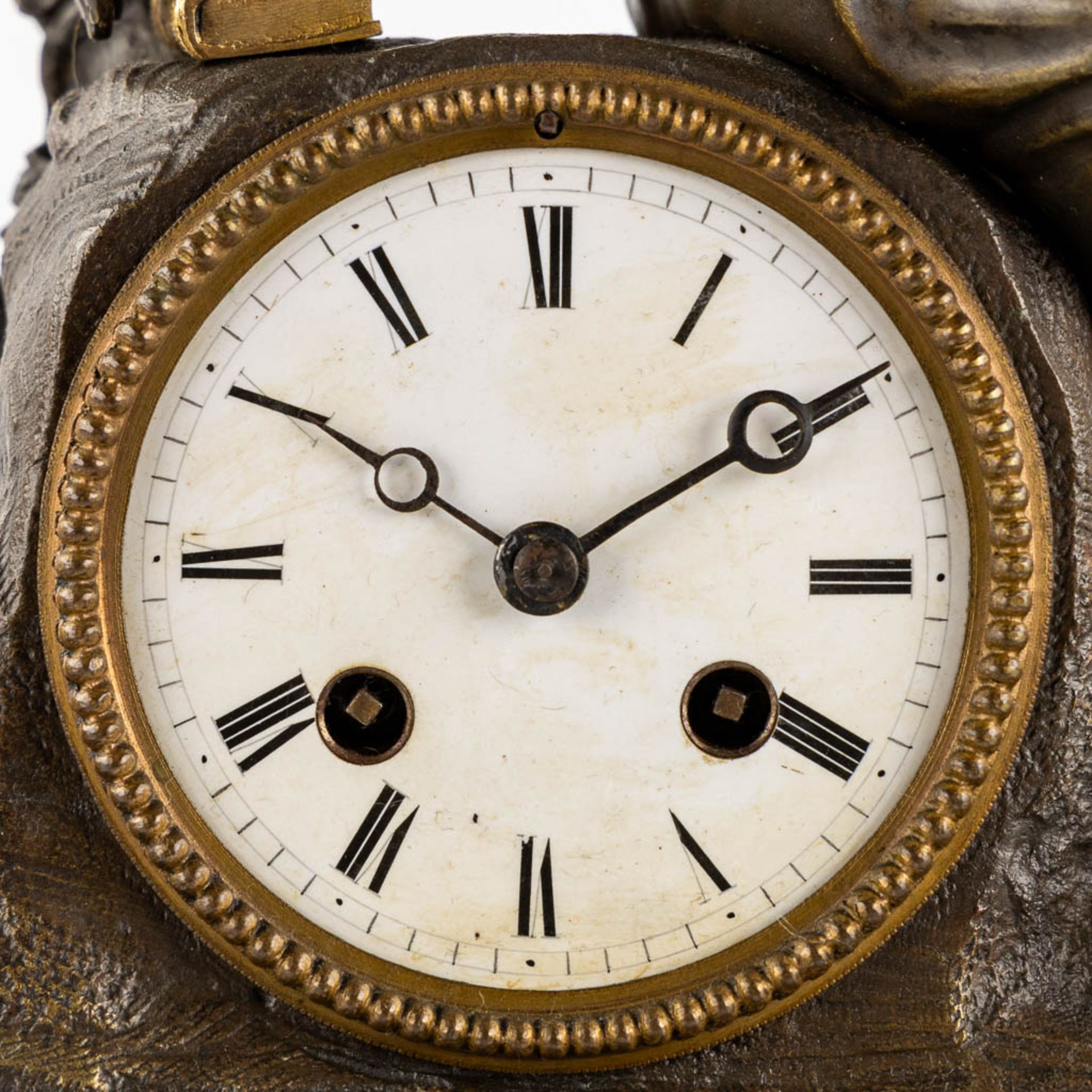 A mantle clock, gilt and patinated bronze, Empire style. 19th C. (L:13 x W:34 x H:46 cm) - Bild 8 aus 9