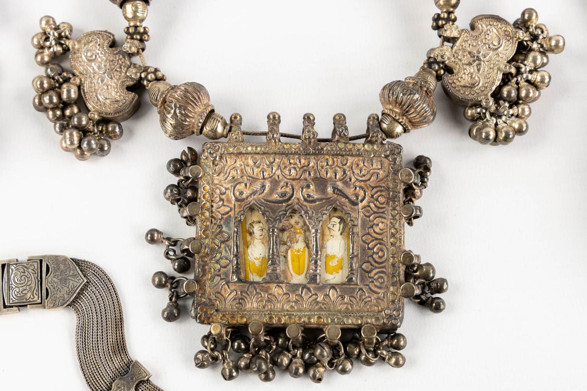 A collection of belts, bracelets and necklaces, silver of Islamic origin. 19th/20th C. 2,865kg. - Bild 7 aus 16