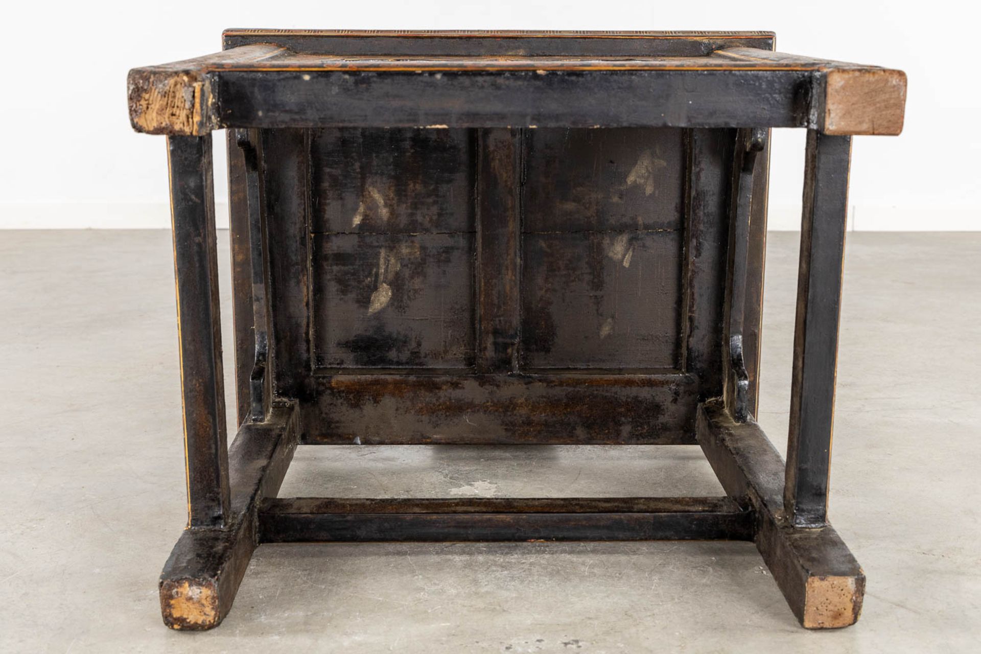 Two Chinese chairs, patinated wood decorated with Foo Lions and floral decor. 19th/20th C. (L:46 x W - Bild 26 aus 38