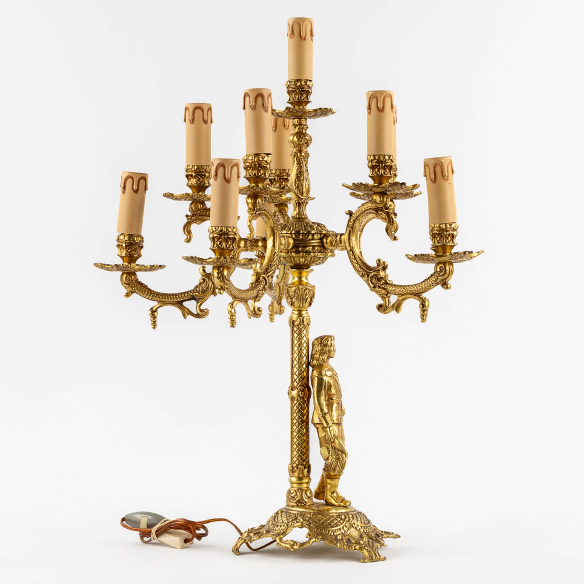 A large and decorative table lamp with a musketeer figurine, gilt bronze. 20th C. (H:61 x D:46 cm) - Image 3 of 11