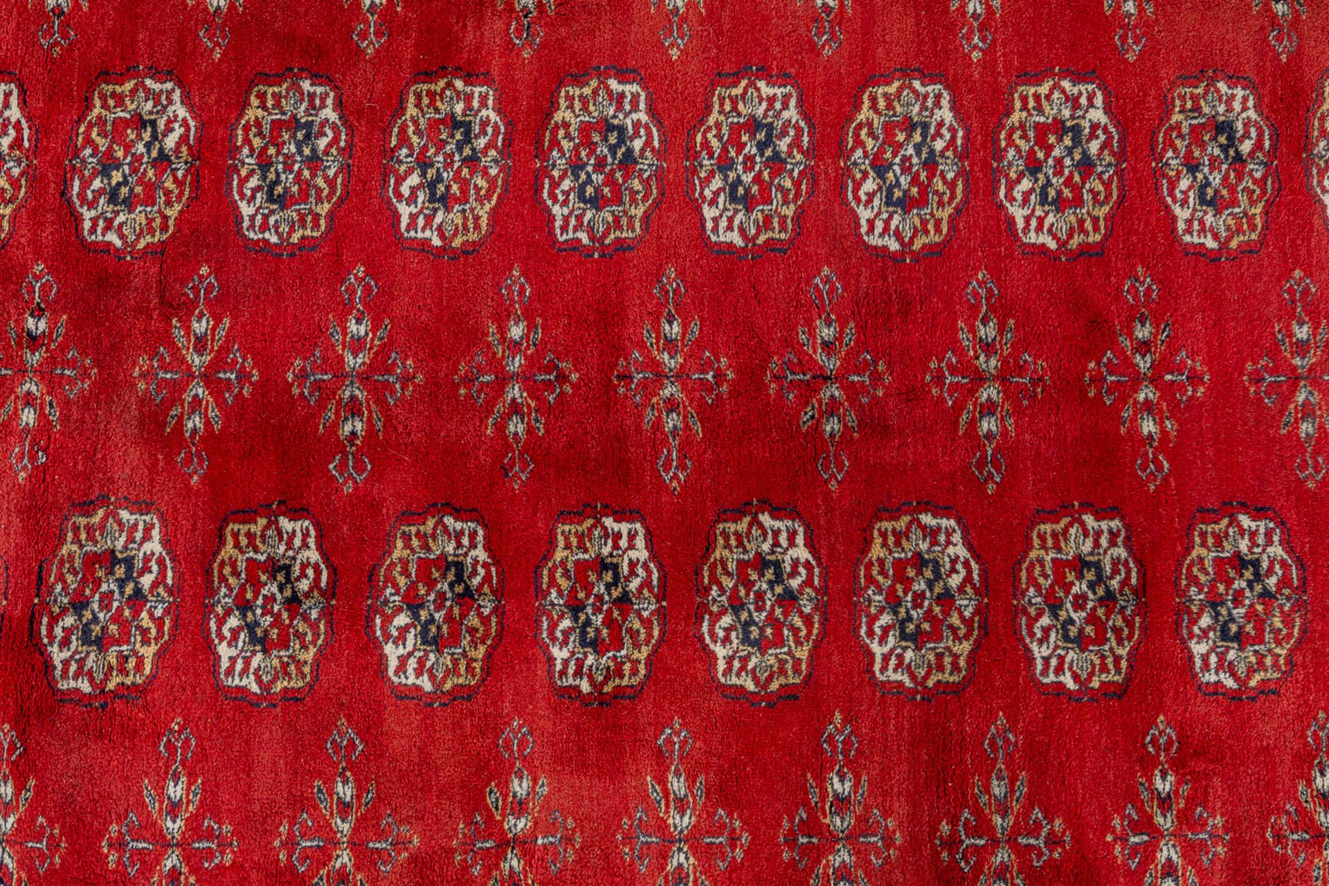An Oriental hand-made carpet, Turkmenistan, Bucchara. (L:317 x W:252 cm) - Bild 3 aus 7