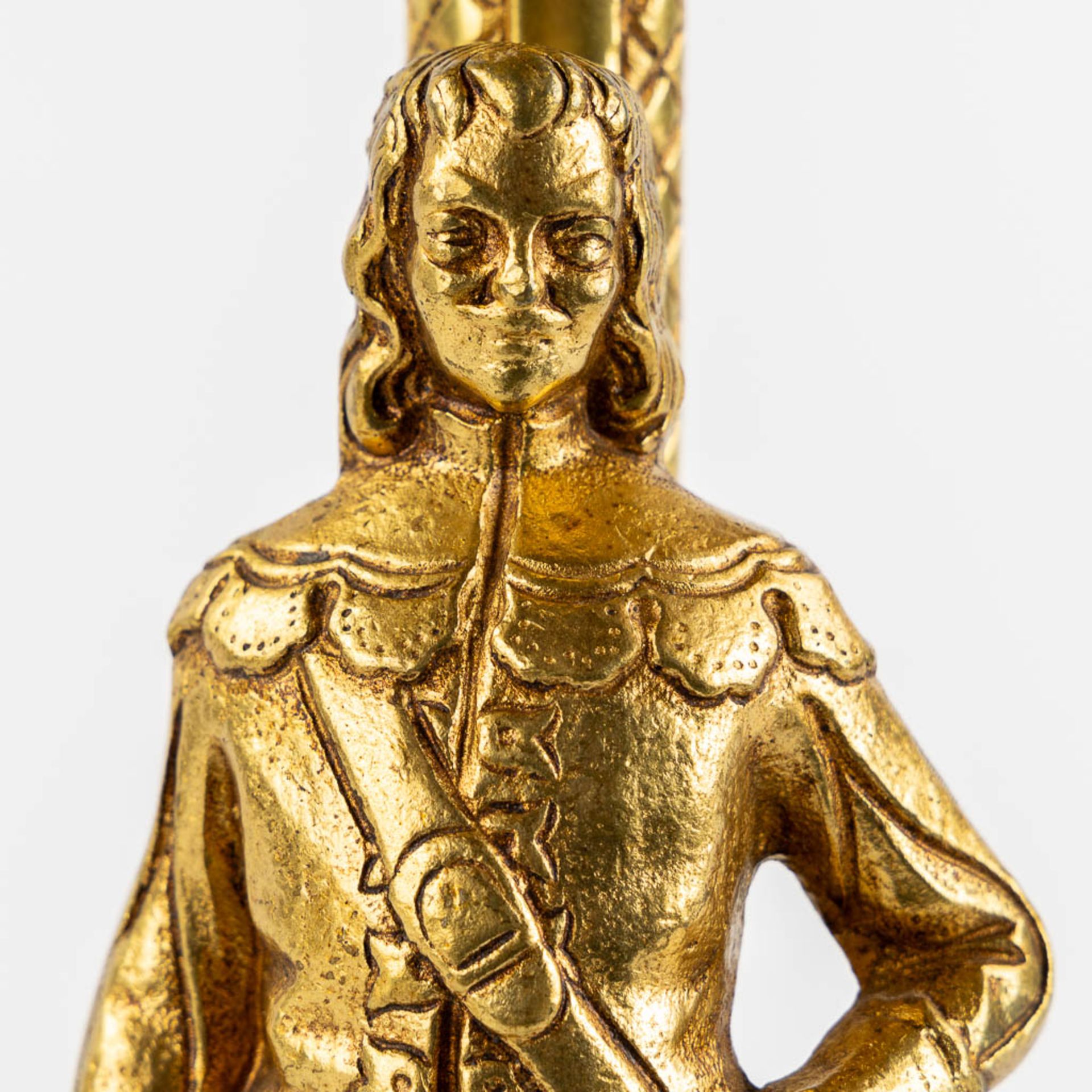 A large and decorative table lamp with a musketeer figurine, gilt bronze. 20th C. (H:61 x D:46 cm) - Image 8 of 11