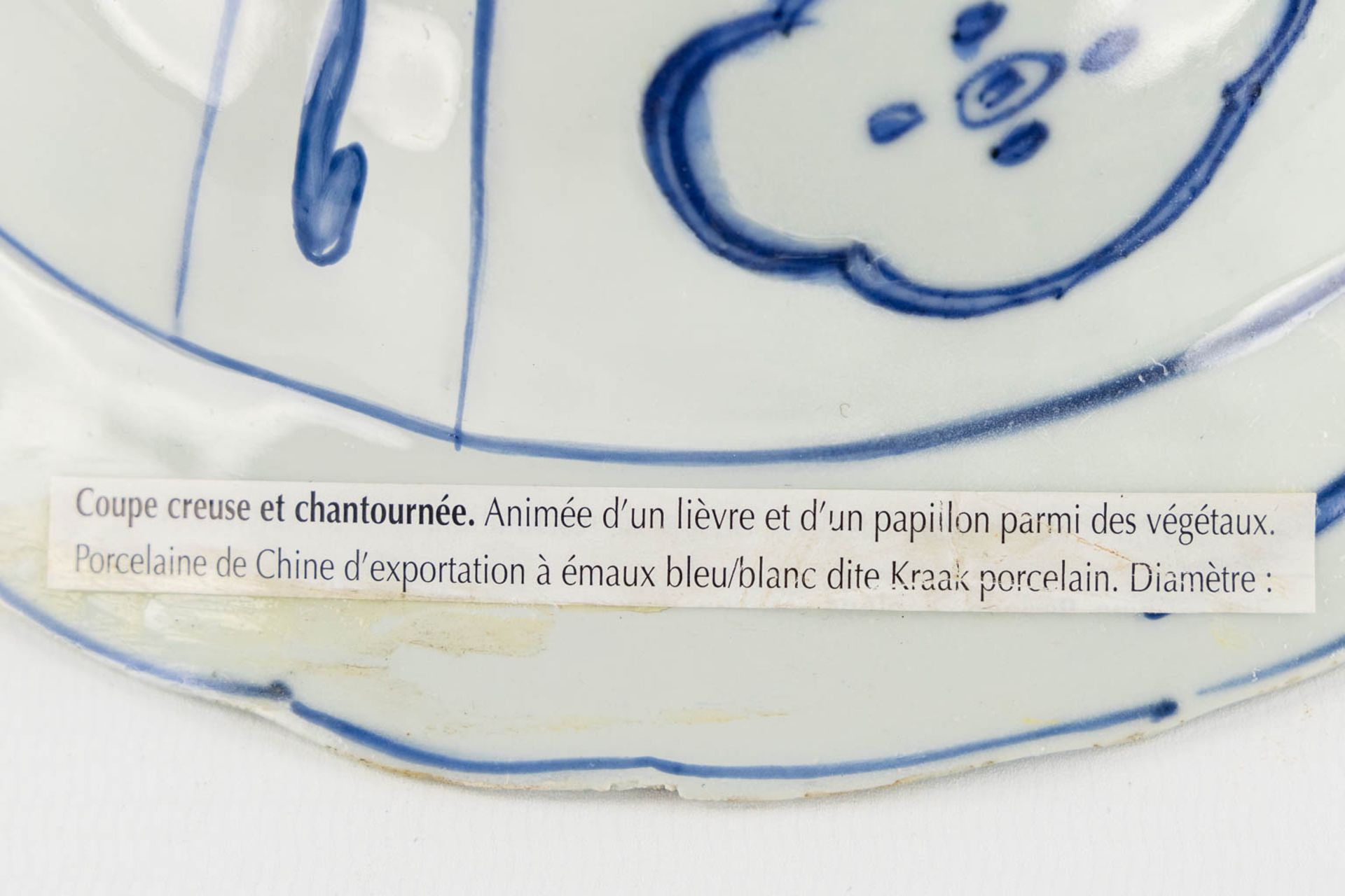 A Chinese 'Kraak' porcelain bowl, blue-white. (H:6 x D:21 cm) - Bild 7 aus 7
