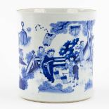 A large Chinese pot, blue-white, decor of figurines in a garden. 20th C. . (H:21 x D:19 cm)