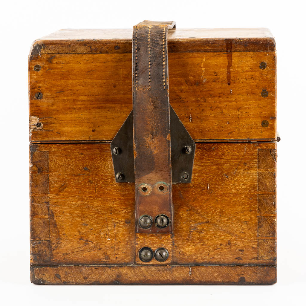 Sestrel Glasgow, An antique compass in a wood box. (L:26 x W:26 x H:26 cm) - Bild 7 aus 11