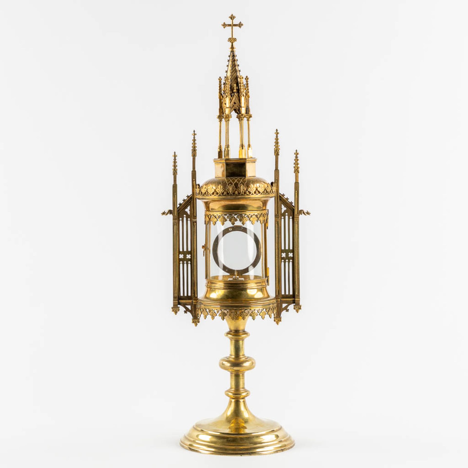 Auguste Moreeuw, Brugge. A tower monstrance, gilt brass in gothic revival style. (L:15,5 x W:20 x H: - Image 5 of 11