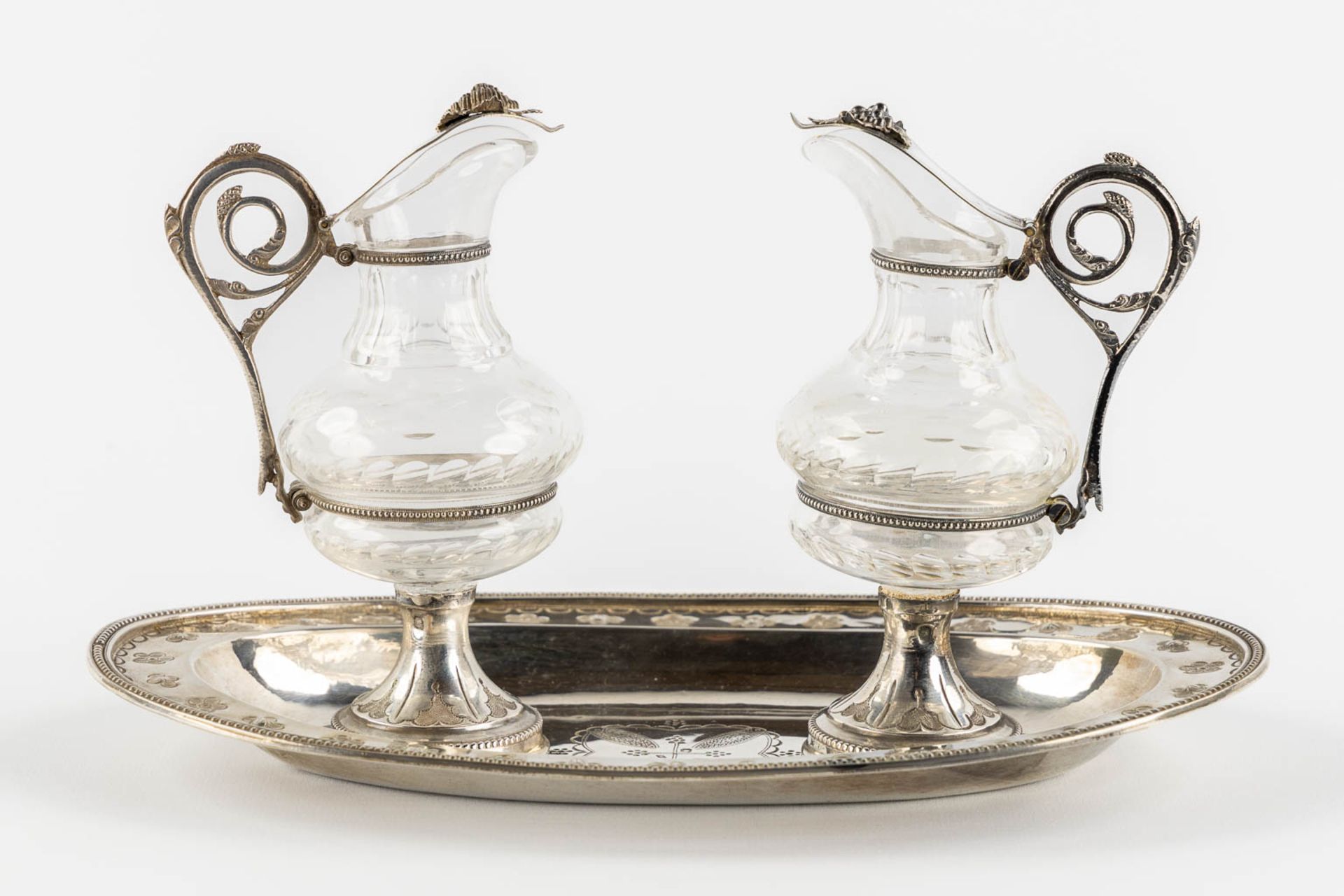 A pair of water and wine cruets, silver and cut glass. Gothic Revival style, France. 19th C. (L:14 x - Bild 4 aus 14