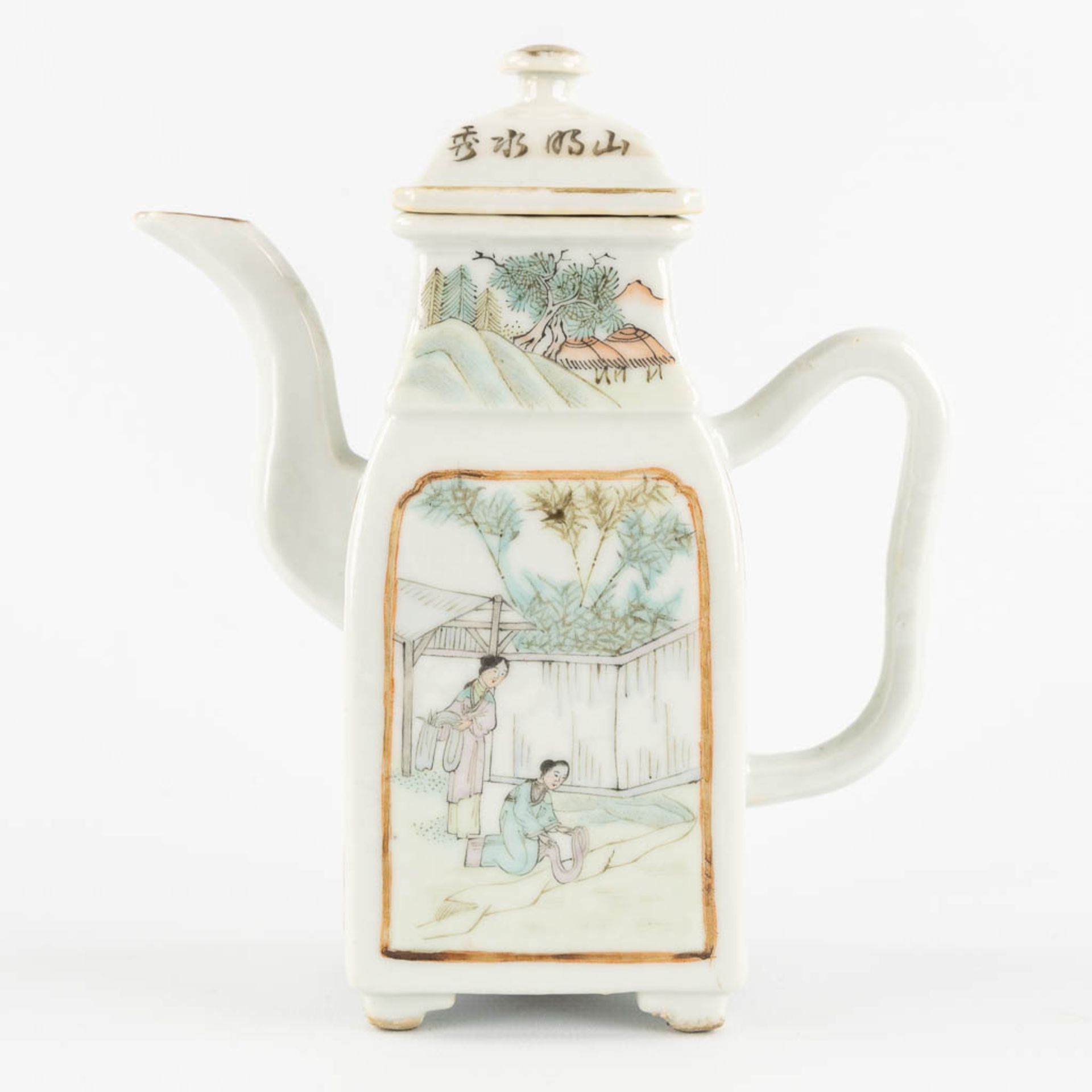 A Chinese pair of plates and a teapot. Decorated with Foo Lions and Figurines. (H:18 cm) - Image 7 of 15