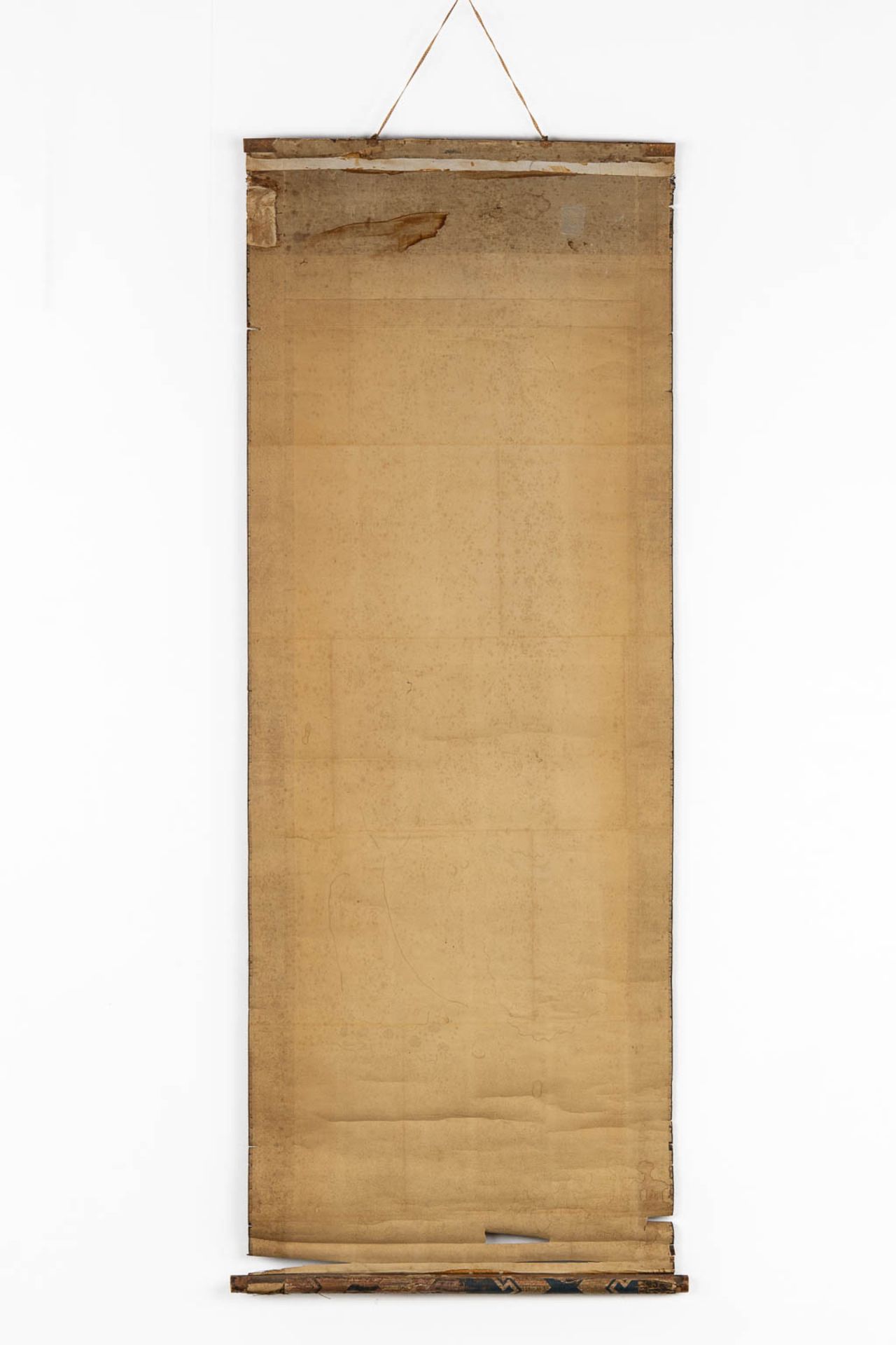 A Chinese scroll, depicting a wise man and his desciple. 19th C. (W:57 x H:180 cm) - Image 9 of 9