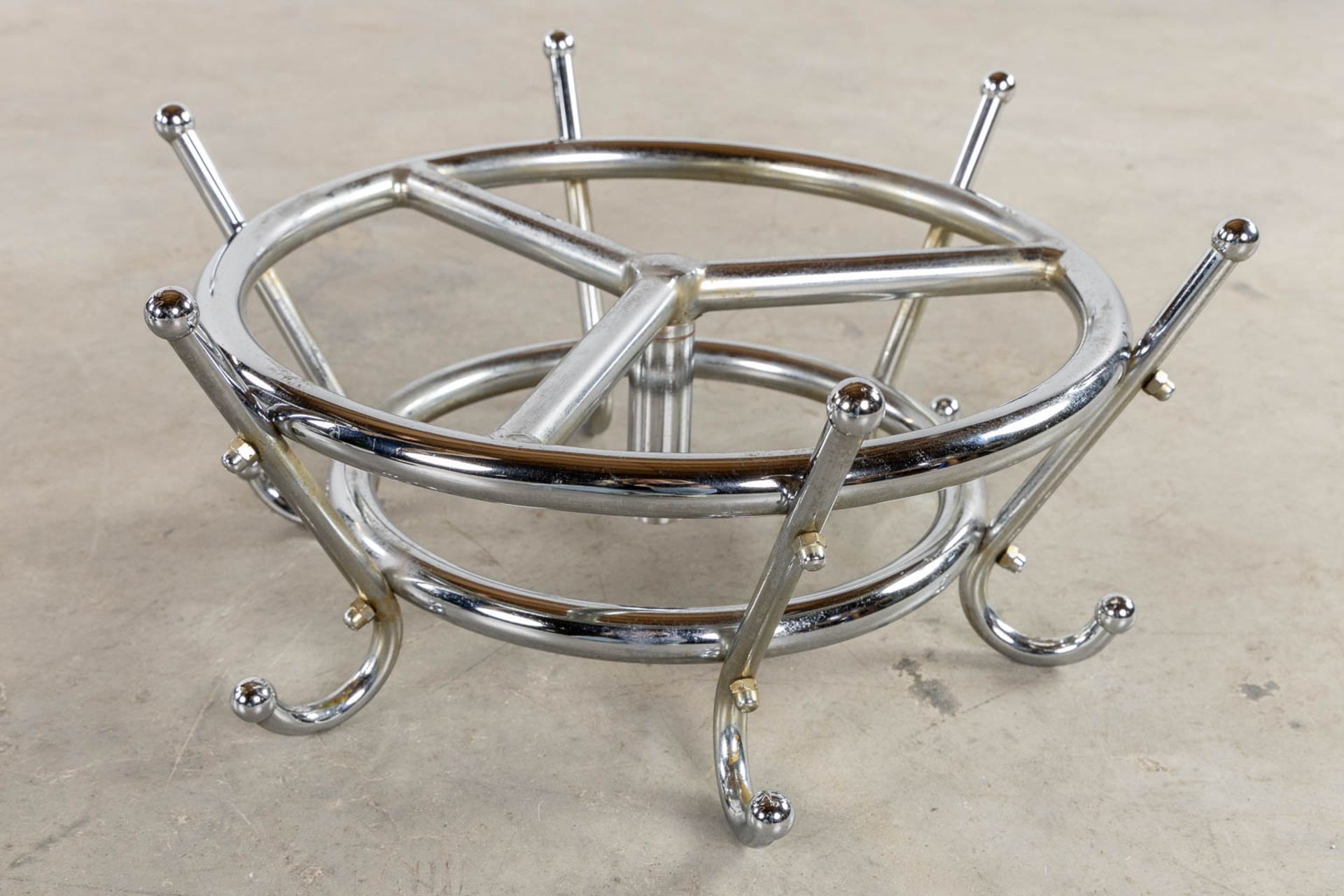 Tubax, a mid-century coathanger. Chromed metal. (H:173 x D:58 cm) - Bild 5 aus 8