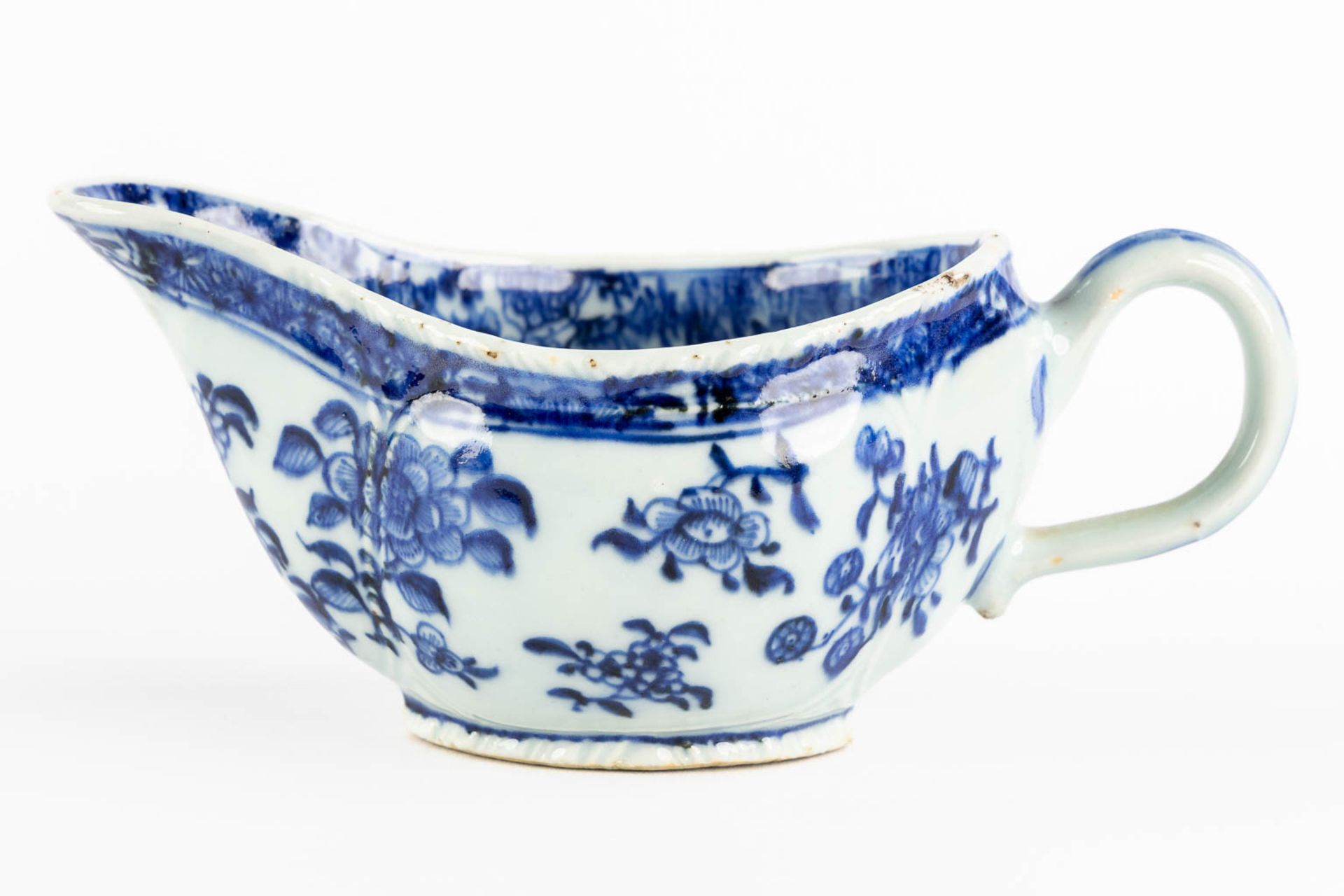 A Chinese saucer, blue-white decor. (L:10 x W:18 x H:8 cm) - Bild 5 aus 7